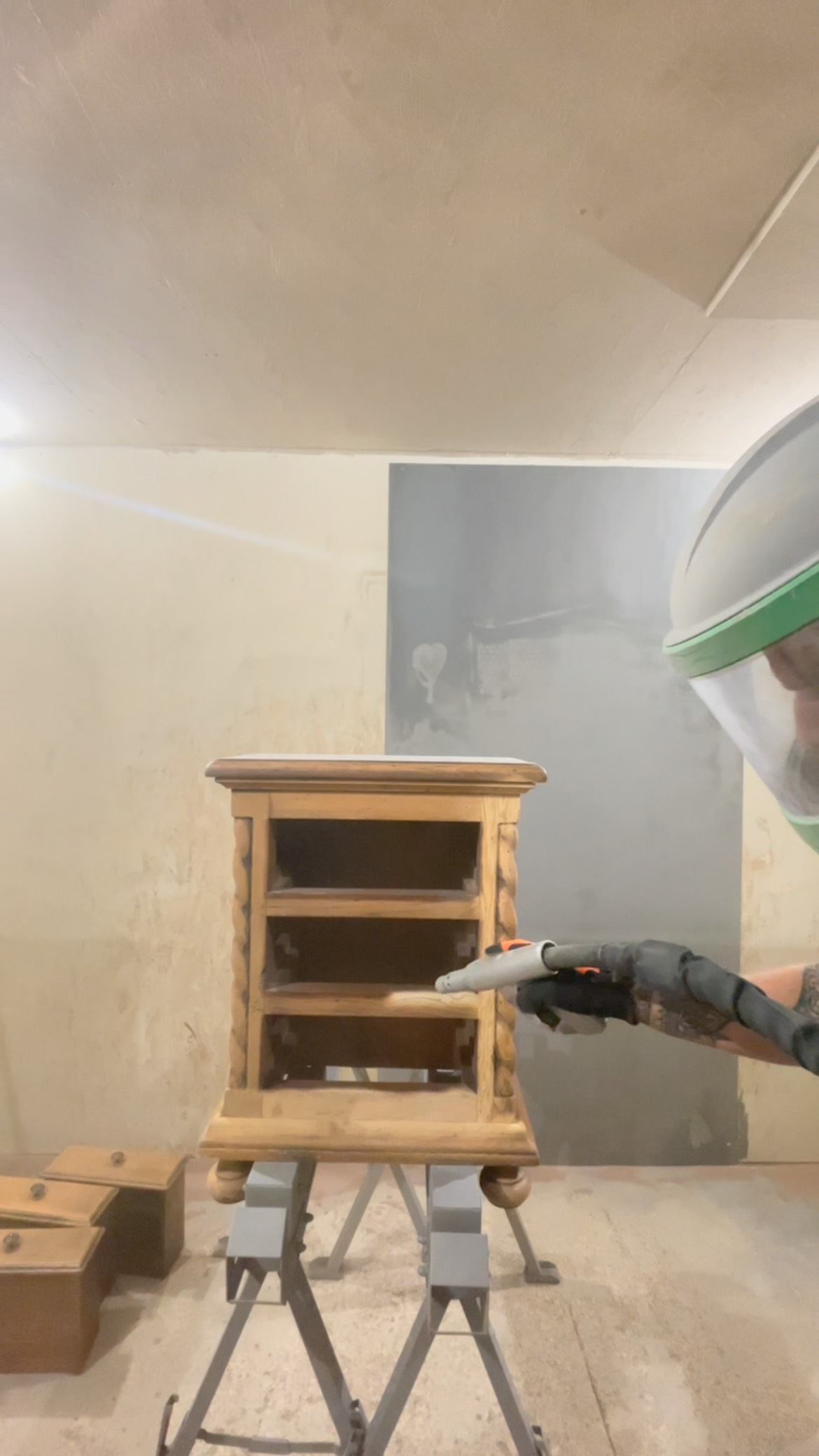 Aerogommage d’un comode en chêne massif pour retrouver sa couleur d’origine #aerogommage #var #bois #entrepreneur