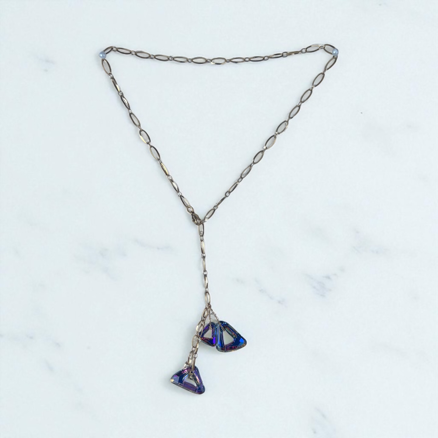 Mesmerizing facets catching the light ✨ These geometric crystal pendants dance with color, adding a unique and eye-catching detail to our silver chain necklace. Perfect for adding a touch of modern artistry to your jewelry collection. 💎
#crystalpendant #geometricjewelry #statementnecklace #modernjewelry #uniquejewelry #iridescent #sparkle #shine #jewelryaddict #fashionista #accessoriesoftheday #musthave #giftideas #onlinejewelry #vaughan