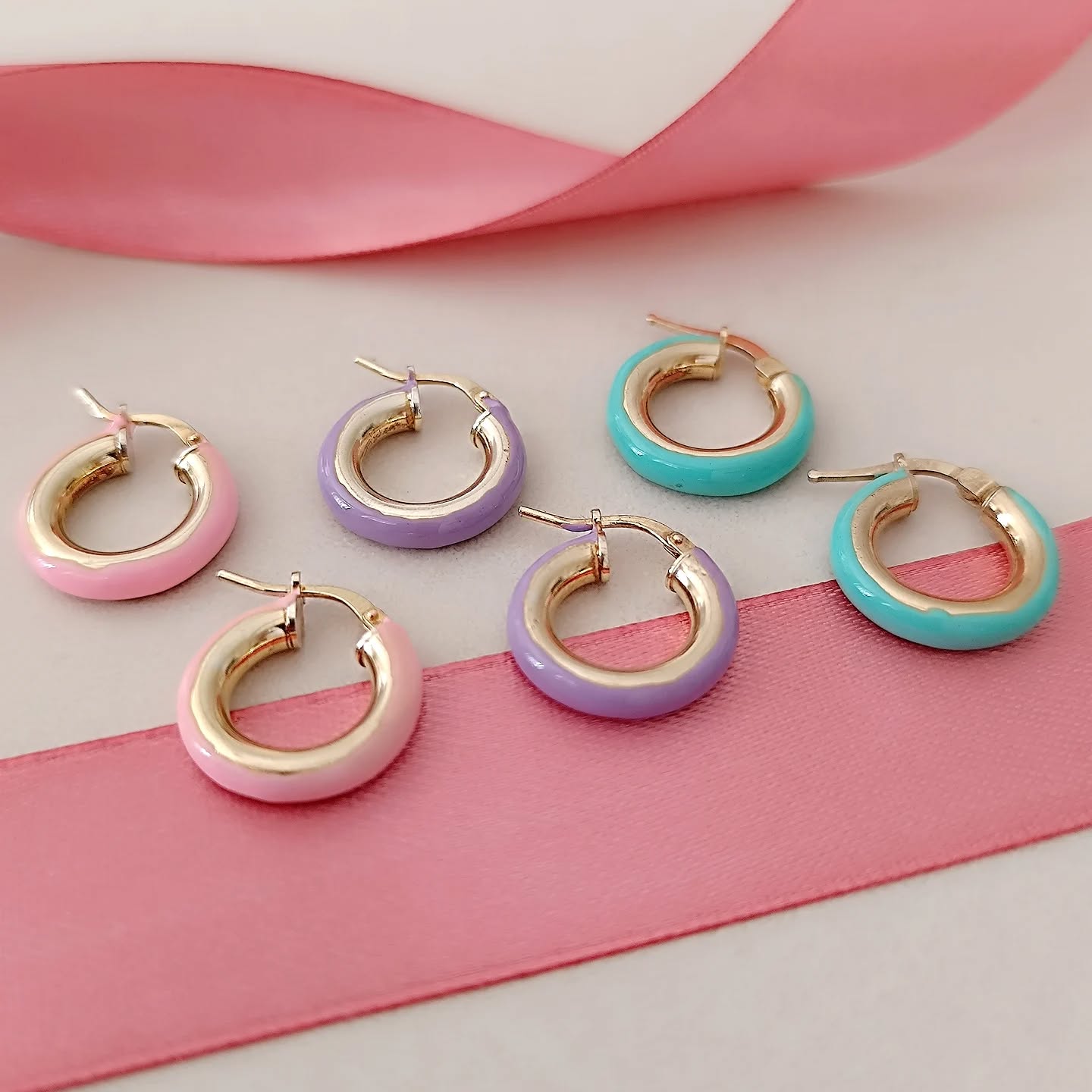 π¦π΄ Colori che sanno di gelato, tramonti e risate estiveβ¦
Gli orecchini MUST HAVE di questa stagione sono qui, in argento 925 e smalto pastello. π
Che tu sia al mare o in cittΓ , loro ti faranno brillare (e rubare qualche sguardo π).
Quale colore scegli per il tuo Ferragosto? πΊ
π© Scrivimi subito: il tuo preferito potrebbe finire prima che tu dica βestateβ!
πππππππππ
Sito internet:
Www.igioielligrace.com
πππππππππ
#earrings #jewelry #handmade #argento925 #silverearrings #madeinitaly #gioielliartigianali #italianjewels #fashion #accessories