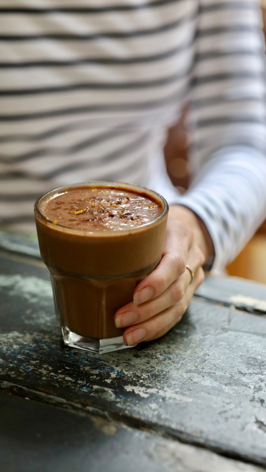 Healthy Chocolate Orange Shake with @earthchamp_ chocolate protein powder. Recipe below 👇
Use my discount code SIMPLYPLANT to get 10% off your next order (valid until 3rd September).
I’ll share the link in my story.
To make this blend:
1 blush orange
Orange zest or small piece of orange peel (recommended)
1 frozen banana
About 3/4 cup almond milk (adjust amount to your liking)
One scoop @earthchamp_ chocolate protein powder
1 tsp cacao powder (optional for extra chocolatey flavour)
Blend until completely smooth, serve with a bit more zest on top and enjoy!
#foodblogger #foodreels #healthymindhealthybody #proteinsmoothie #healthysnack