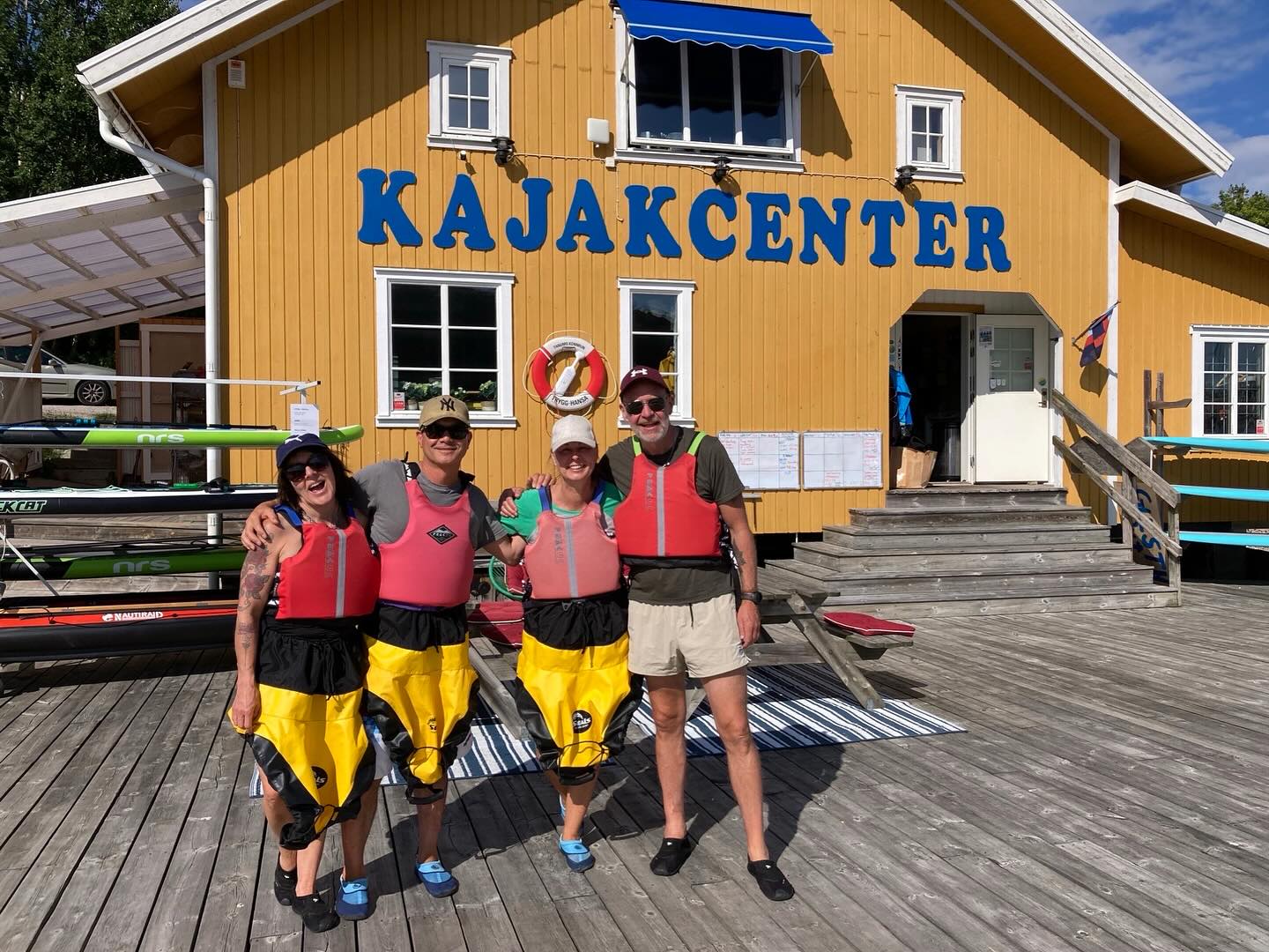 Visst blir man glad av en sådan hälsning
”Stort tack till vår guide Alex som gjorde vår kajaktur till en toppendag! 😃
Hjälpsam och trevlig, tog oss genom fina passager och till en toppenstrand, hade koll på vädret, serverade oss lunch och fika och så kajakslalom på det! Inte undra på att vårt humör var på topp i både sol och regn 😊
Som det står på tepåselappen som fladdrar i vinden - Njut! Det gjorde vi 🙂
Kunde inte önskat mig en bättre födelsedag!
Kram Petra och Björn, Rosi, Magnus ”
photo : Petra Ljungberg och @teamasgarv