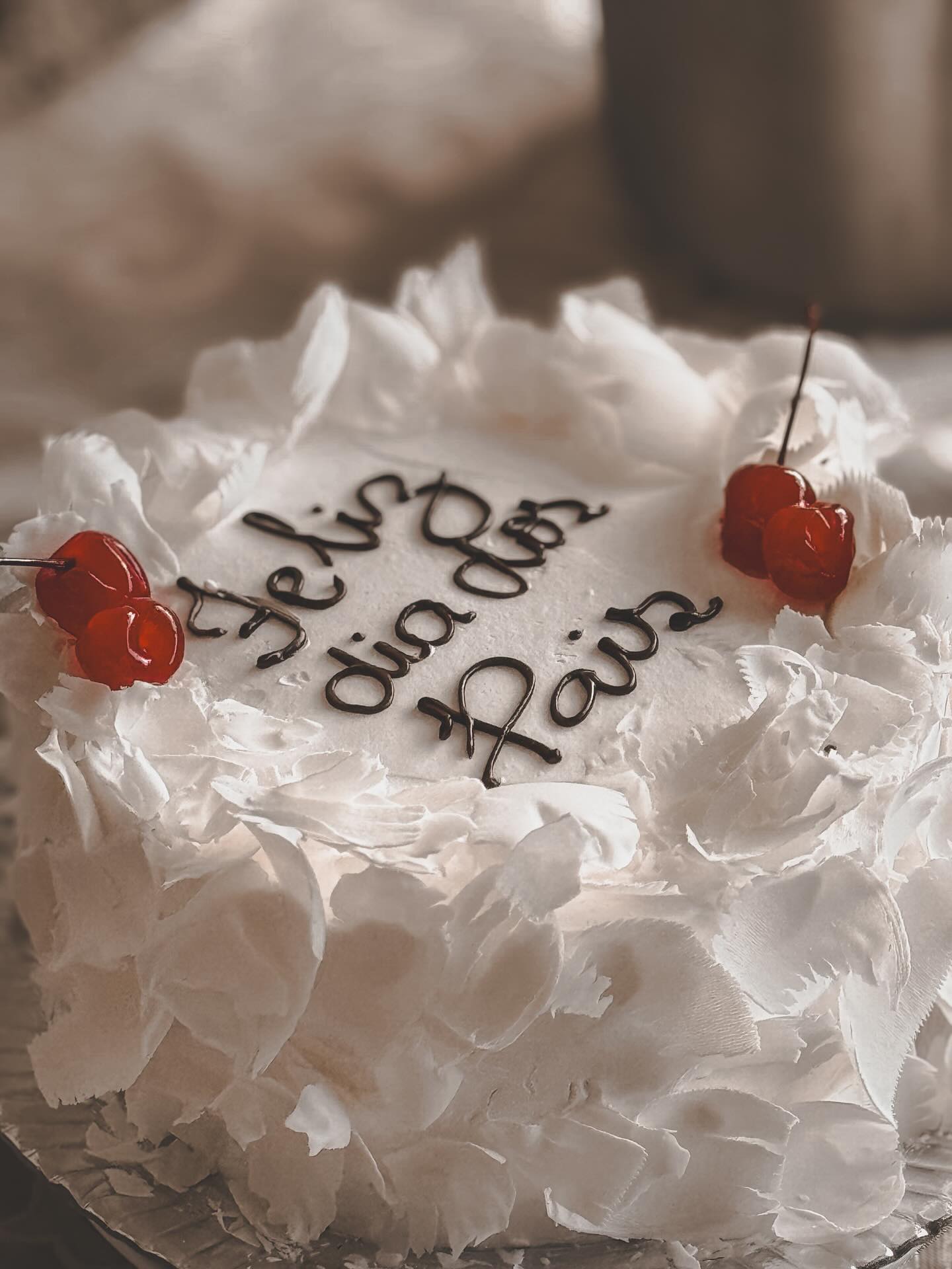 Bolo de abacaxi com chocolate branco.
Coberto de raspas de chocolate branco e chantilly.