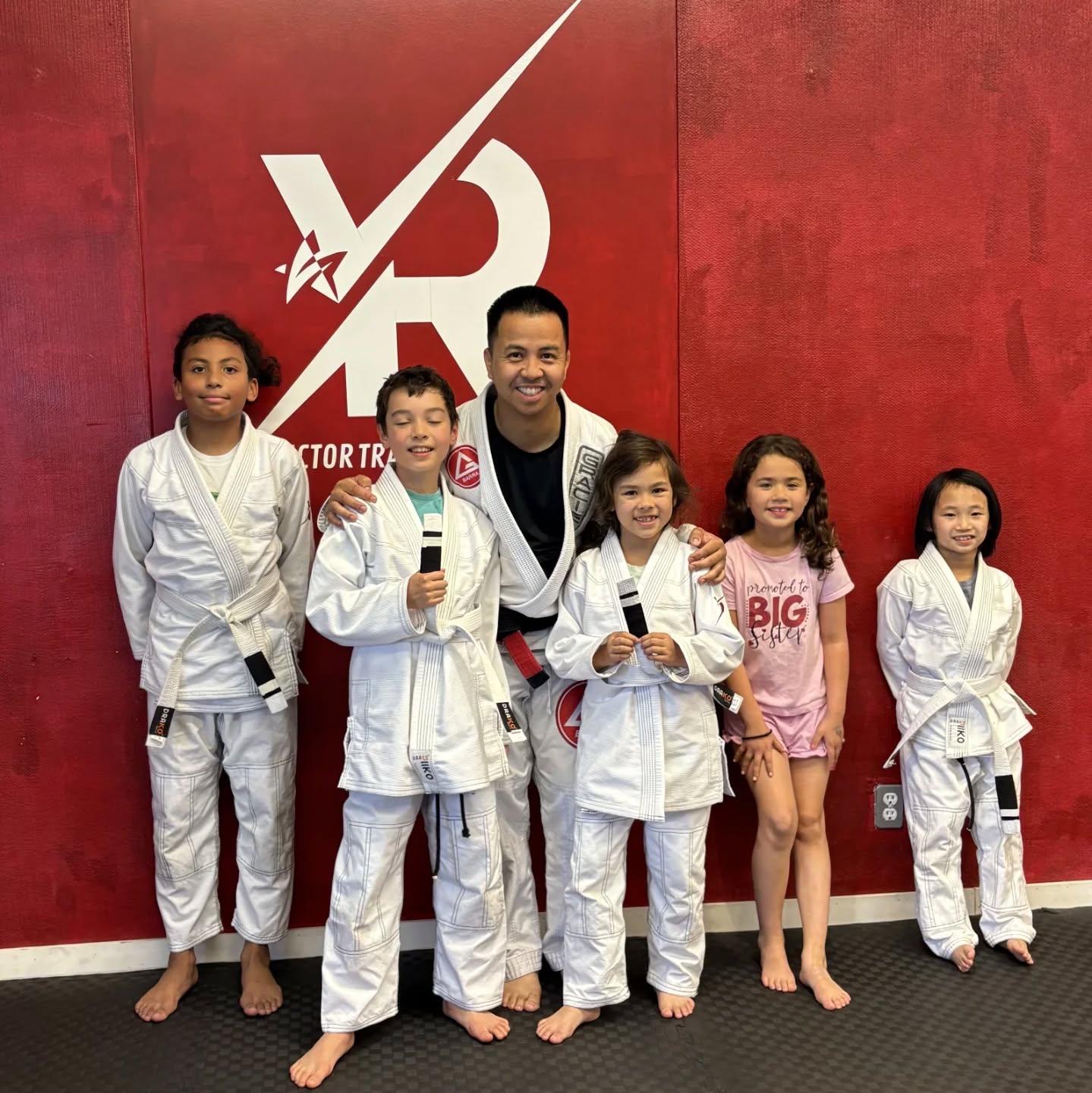 More stripes for the Children's jiujitsu class! Congratulations to Owen and Lyanna for earning your first stripe in Brazilian Jiu-jitsu! Keep working hard! 🥋
.
.
.
#brazilianjujitsu #bjj #sports #fitness #grappling #classes #vtc #vectortrainingcentre #children #mma #fighter #training #beltpromotion #stripes