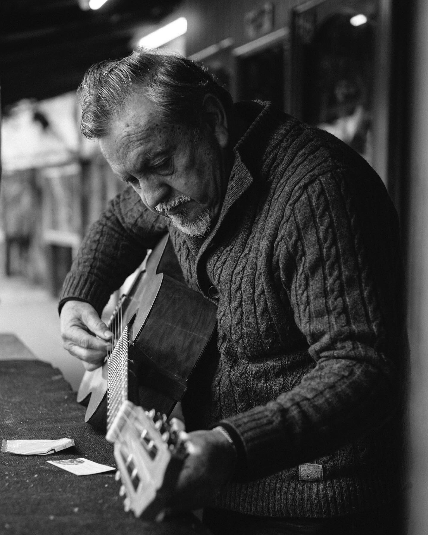 Don Enrique! @lutheria.er
Mi ultimo fotografiado de esta serie. Gracias a todos los que vieron todos los capítulos!!! Se pasaron. @fujifilmx_cl_oficial @tripodes.cl #retratos @barriopueblitolosdominicos