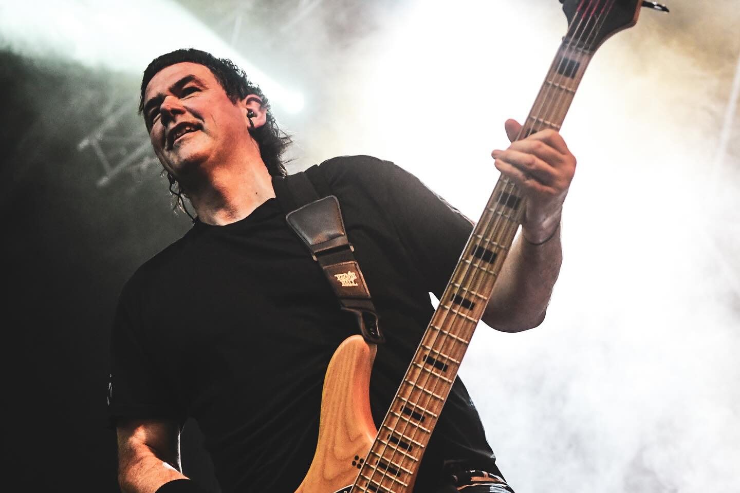 Mila esker GASTEIZ!! 🖤🔥
Atzo gustora baino gustorago aritu ginen @gasteizkotxosnak -en.
Azaroak 8an bueltatuko gara Gasteizera Bidea Da Helmuga bere osotasunean aurkeztera bertan parte duten gonbidatu eta lagun guztiekin. Adi egon!
Ayer estuvimos muy a gusto en @gasteizkotxosnak.
El 8 de Noviembre volveremos de manera especial, ya que presentaremos Bidea Da Helmuga en directo con toda la gente que ha participado y colaborado en el disco. Estad atent@s!
Sarrerak / Entradas @iak_kulturgunea
📷 @eideriturriaga