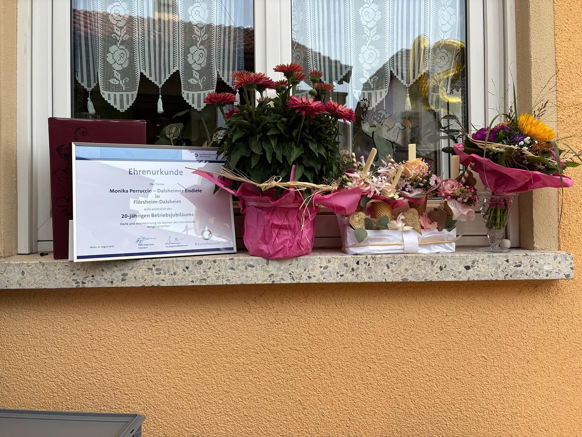 Vielen Dank, dass ihr alle mit uns unser 20 jähriges Jubiläum gefeiert habt. Wir haben uns sehr gefreut!
Auch ein großes Danke an die Handwerkskammer Rheinhessen für die schöne Ehrenurkunde.
Auf weitere tolle, geschmackvolle und sommersonnigen Jahre mit uns UND mit euch! 🥂🍨☀️