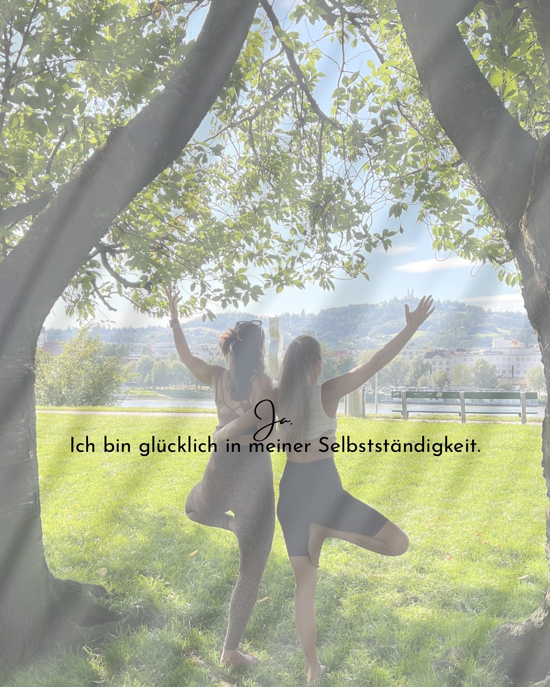 Ja. Ich bin glücklich.
Ich liebe meine Selbstständigkeit, meinen Beruf, meine Freiheit.
Ich liebe es, Menschen zu begleiten. Ich liebe es, kreativ zu arbeiten, Dinge zu erschaffen, Räume zu öffnen.
Ja. Ich habe Rechtswissenschaften studiert und war in meinem Beruf lange glücklich. Jetzt nicht mehr. Meine Berufserfahrung und mein Studium helfen mir aber enorm in meiner Selbstständigkeit. Ohne hätte ich mir das nicht getraut.
Und ja. Es ist auch herausfordernd.
Ein Kind zu haben und gleichzeitig ein Business aufzubauen – das ist nicht ohne.
Auch bei mir gibt es Tage voller Druck, Erschöpfung, Zweifel.
Aber: Ich würde es immer wieder so wählen.
Weil es mein Weg ist. Weil ich spüre, dass ich dafür hier bin.
Weil ich glaube, dass genau dieses mutige Losgehen sich irgendwann nicht nur für mich, sondern auch für meine Familie und für andere lohnt.
Wenn du das gerade brauchst:
💛 Du bist nicht alleine.
💛 Es darf anstrengend sein.
💛 Du darfst gleichzeitig müde und glücklich sein.
Ich bin hier, um dich auf deinem Weg zu begleiten.
Mit meinem Coaching, mit meinen Retreats, mit allem, was ich aus tiefstem Herzen teile.
👉 Schreib mir, wenn du spürst: Ich will auch losgehen. Für mich. Für meine Freiheit. Für mein Leben.
#unboundcoaching #workingmom #achtsamkeitimalltag #selbstständigmitkind #echtefreiheit #mindsetcoaching #mamaglück #businessaufbau #mutzurveränderung #retreatösterreich #selbstbestimmtleben #coaching #yoga #mindset #ichbinbereit 💛🫶🌿