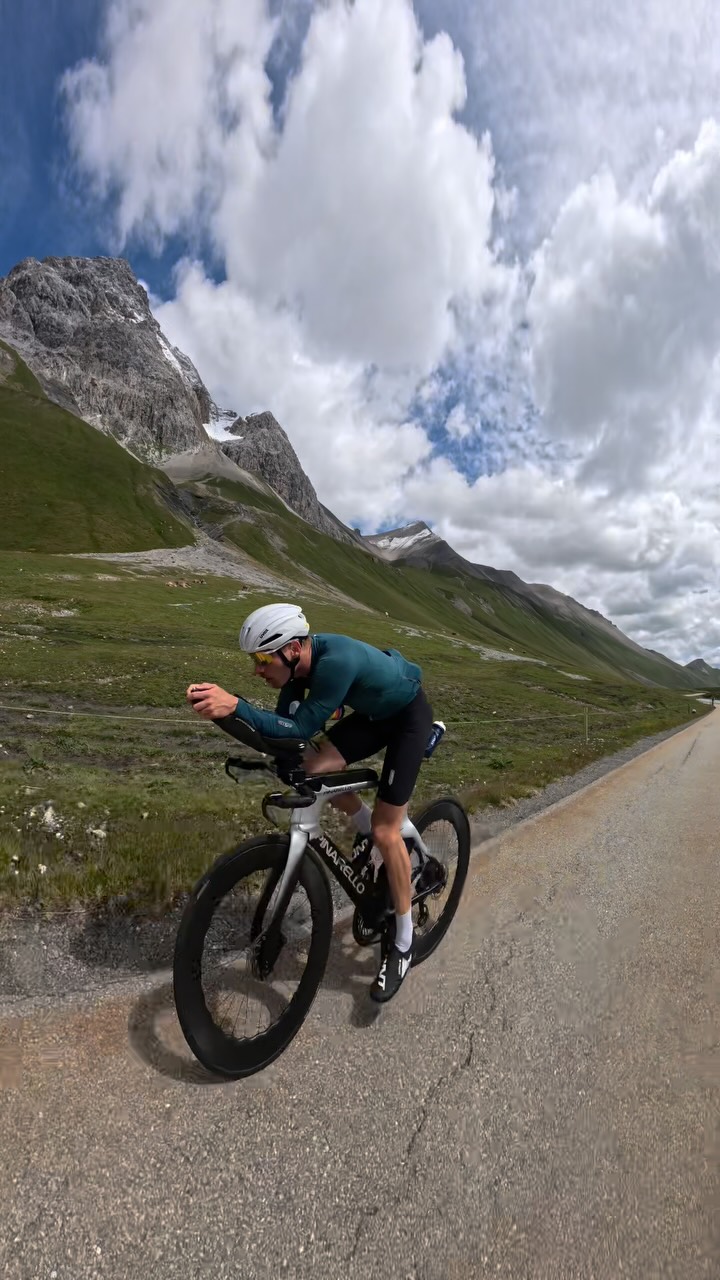 Focussing on the basics and getting four solid weeks in up in @engadin.stmoritz The surroundings up here always getting the best out of me and elevate not only my shape but also my mental state 😊.
Looking forward on the next races to come 🤙.
#trainingcamp#basic#chasetogetchased#nextlevel#trilife