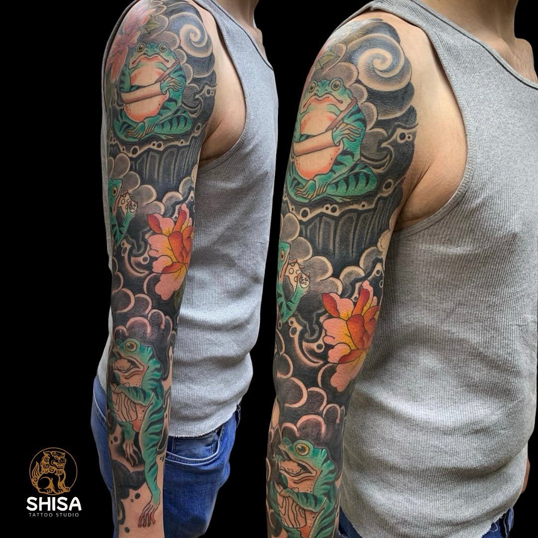 Kaeru power. Japanese frog sleeve in motion 🐸🌊🉐
(Kaeru = frog, and also means ‘to return’ — a lucky symbol for travelers in Japanese tradition.)
#JapaneseTattoo #FrogTattoo #Kaeru #Irezumi #JapaneseSleeve #TattooInProgress #NeoJapaneseTattoo #TattooArtist #MaplewoodNJ #MaplewoodTattoo #NJtattoos #NJtattooartist #EssexCountyNJ #TattooCulture #TattooStudio #EastCoastTattoo #TattooDesign #Inkspiration #CustomTattoo #TattooCollector