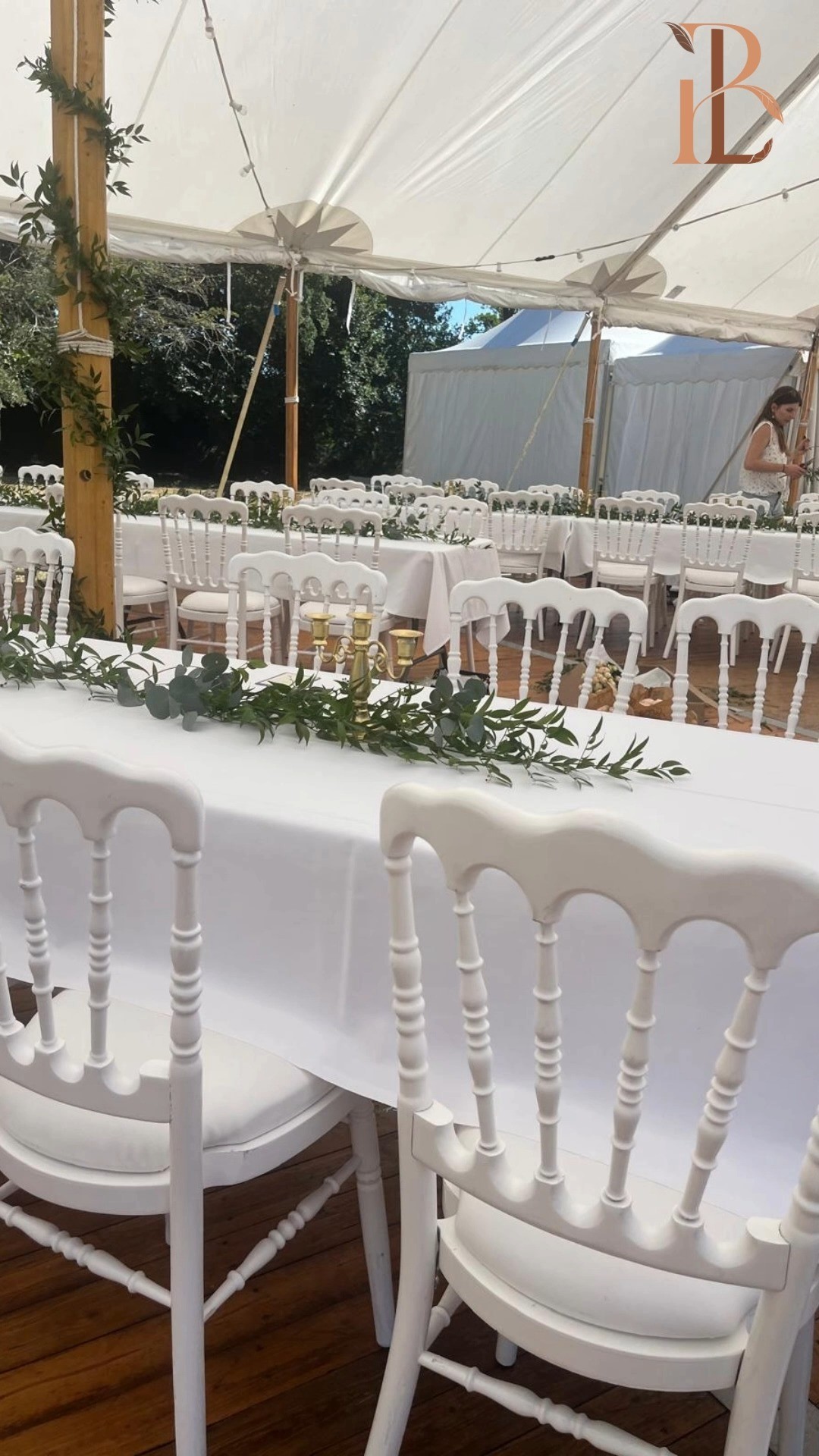 Que Calor ! 🌞
Retour sur les préparatifs d'un mariage de juillet sous un soleil ardent.
Mise en place de la décoration en feuillages et fleurs fraîches pour les tables.
Ornement des poteaux de tente en feuillages ruscus lierre et eucalyptus.
Plan de table
#mariage #breizhloue #bretagne #wedding #decoration #breizhloue_fleurs