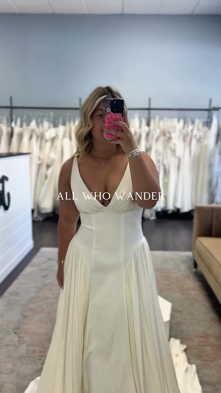 New Dress Alert!!! 🔔 🤍✨
@allwhowander in the style Gisele!!
#gisele #allwhowander #jaimebridal #weddingdressinspo