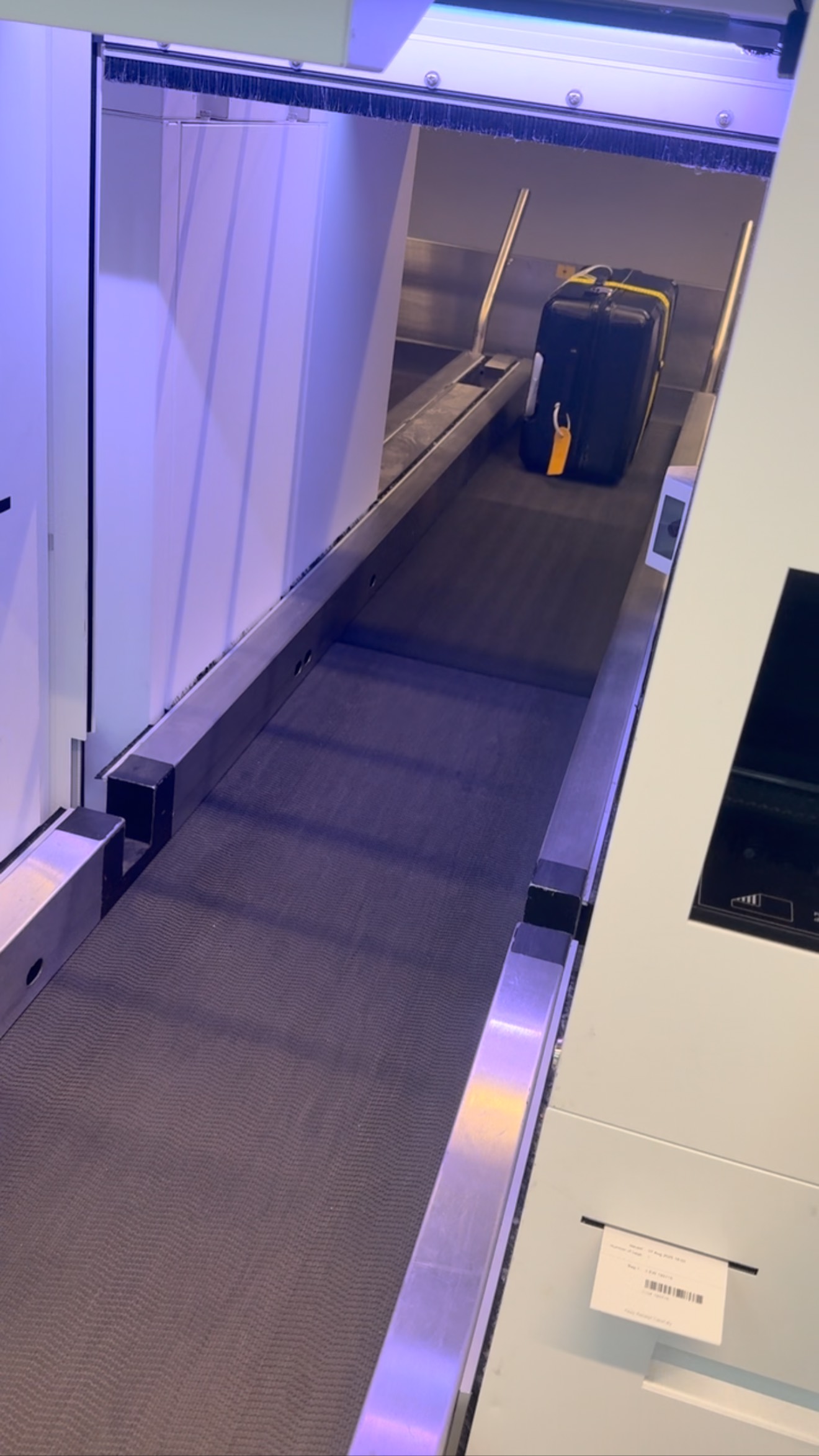 Das Beste daran, nur 15 Minuten vom Flughafen entfernt zu wohnen?
Ganz klar: weniger Stress, mehr Gelassenheit! 🧘♀️✨
Die Koffer sind schon abgegeben, der Wecker darf eine Stunde später klingeln und das Zeitfenster für die Sicherheitskontrolle ist auch gebucht.
Heißt: kein Hetzen, kein Schwitzen, kein „Hoffentlich schaffen wir’s noch!“ – sondern mit Kaffee in der Hand entspannt Richtung Abflug schlendern. ☕✈️
So darf Urlaub gerne starten! 💚
#Reisestart #EntspanntReisen #Urlaubsvibes #FlughafenMomente #WenigerStressMehrZeit #SlowTravel #IchBinDannMalWeg