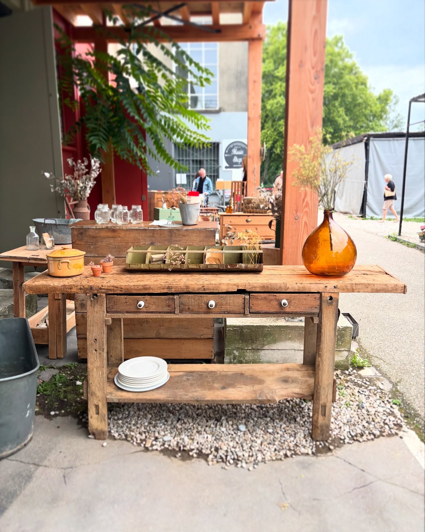 Établi à 3 tiroirs 🤍
Superbe pièce unique, plateau en vieux bois patiné par le temps, trois grands tiroirs avec poignées boutons en porcelaine…
Une allure de console Wabi Sabi que l’on adore
Visible en boutique aux @pucesducanal & sur notre e-shop (lien en bio) 🏷️
Dimensions : L 190 x P 40 x Ht 85 cm
Possibilité de livrer sur Lyon et Corse par nos soins
Partout en France par transporteur
Prix sur simple demande
Console vieux bois - Wabi Sabi - Brocante - Ancien - Retour de Chine - Brocante en ligne - French flea market - Établi ancien