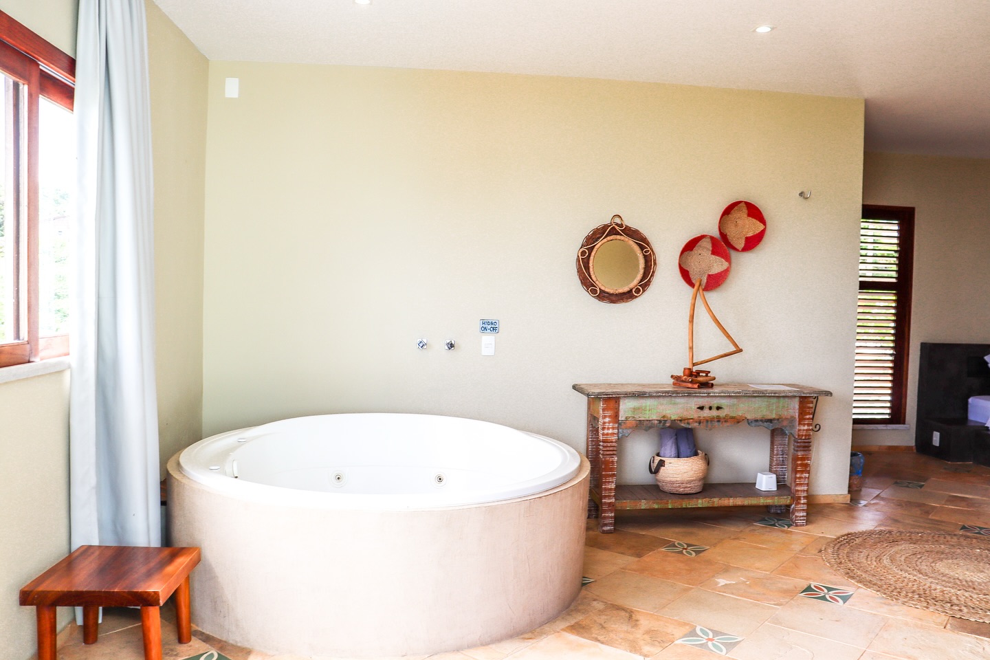 Bem-vindo à sua Dolce Vita!
Mergulhe em um oásis de tranquilidade e sofisticação em nossa suíte exclusiva.
Da banheira circular convidativa à decoração rústica e acolhedora, cada detalhe foi pensado para proporcionar uma experiência de puro relaxamento e bem-estar.
Deixe o estresse para trás e entregue-se ao luxo e ao conforto que só a Dolce Vita pode oferecer.