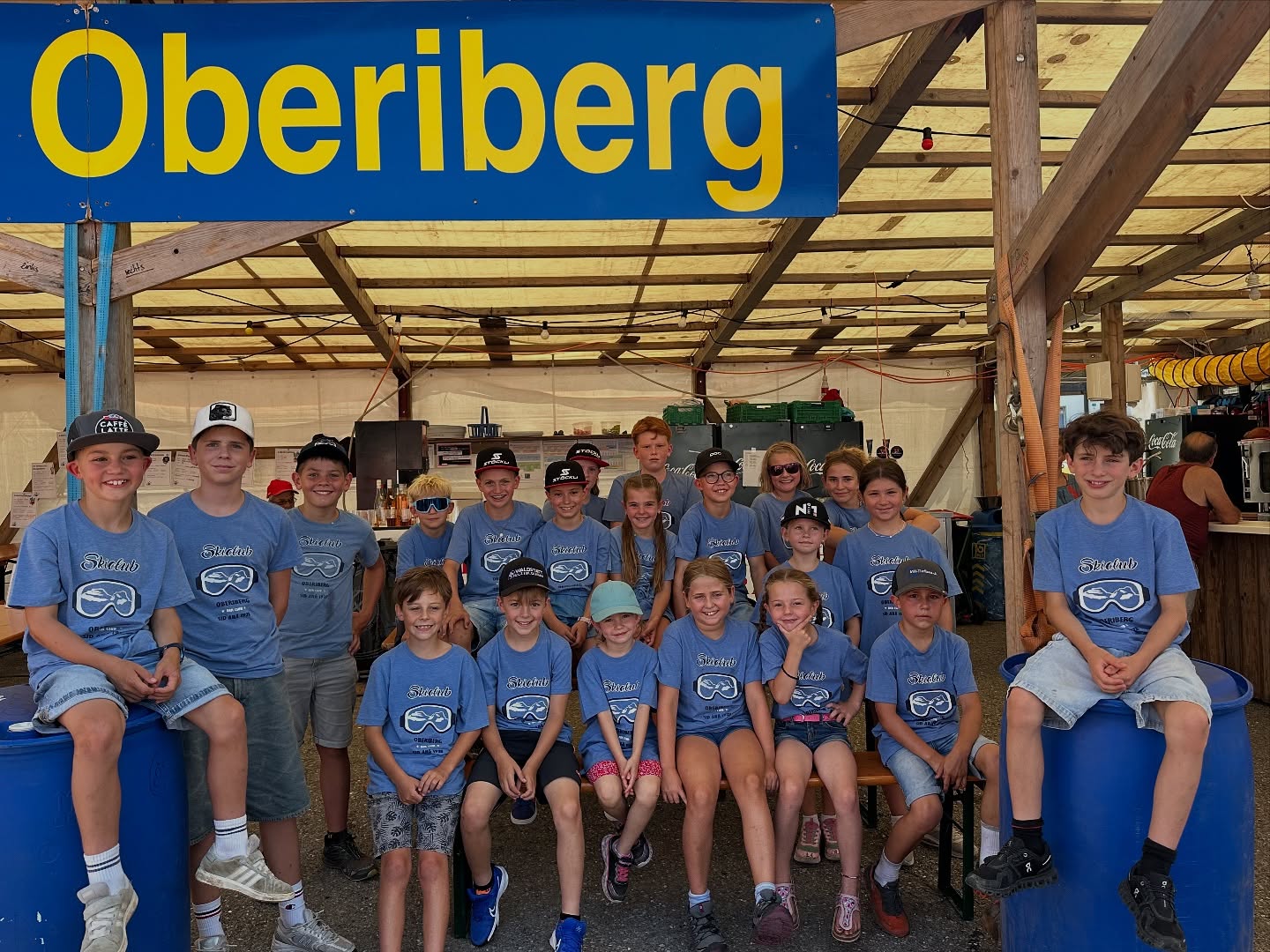 Üsi JO-Chilbicrew vo hüt am Namittag 💪🏼
Chömid verbii, gnüssed e Hamburger und es chalts Getränk und unterstützed so diä schneesportbegeistertä Kids! Will durd Chilbi sind d‘Trainings und d‘Ränne im Winter mitfinanziert. 🍔🥳
Am 16:00 Uhr wird zum erstä Mal e Sponsore-Apèro duregfüehrt und so üsne Sponsore ganz härzlich zu ihrem Biitrag dankt
🙏🏼 DANKÄ TUUSIG 🙏🏼
#raiffeisen #mobiliar #hkbau #hochybrig #holdenersport #landolt #waldstatt #trütschbedachungen