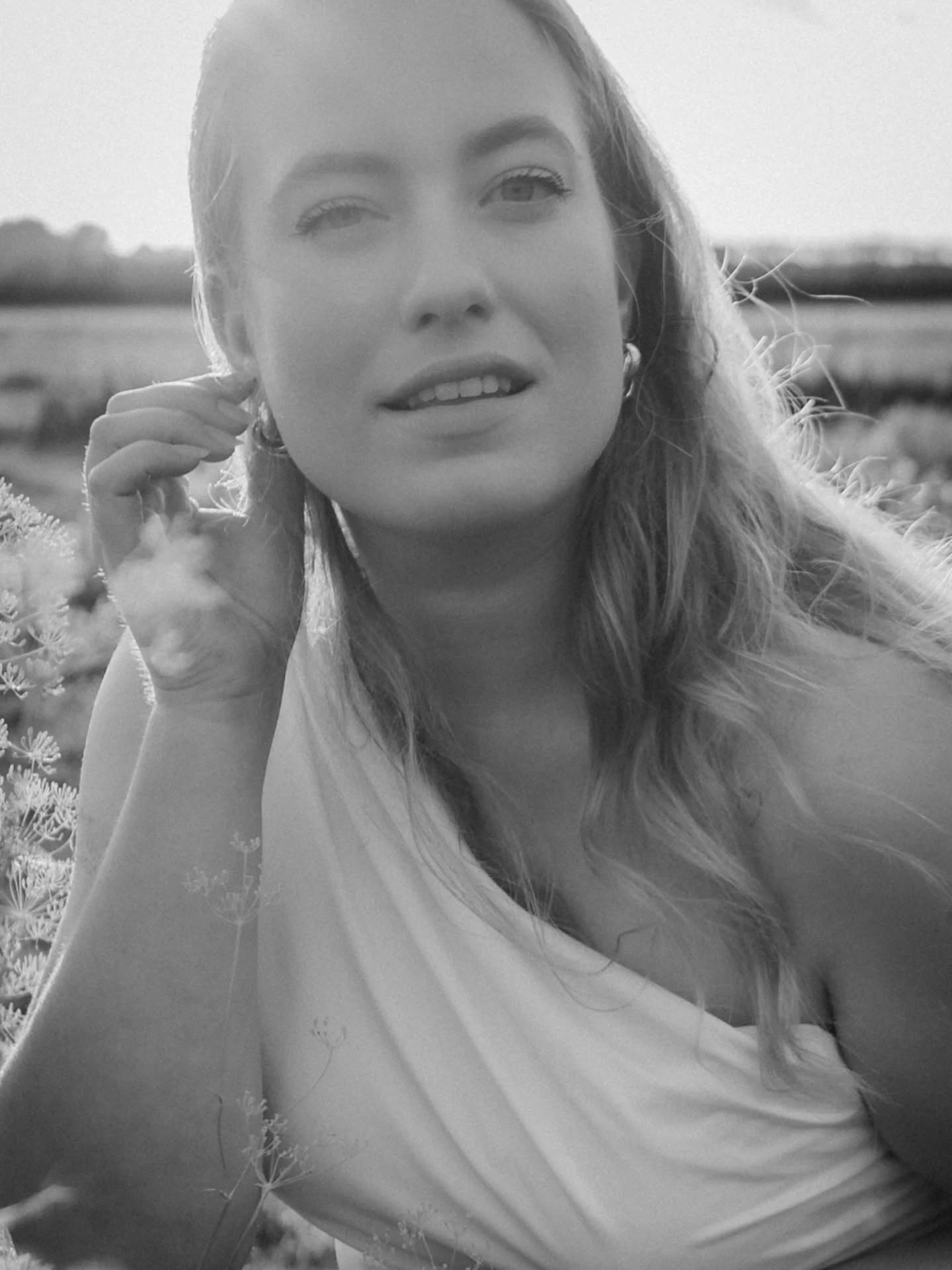 Prachtige @victoriaferket van @bamcurvymodels tijdens een fotoshoot in de mooie pluktuin van @cadsandfruit
#fotograafzeeland #models #womanempowerment #womensupportingwomen