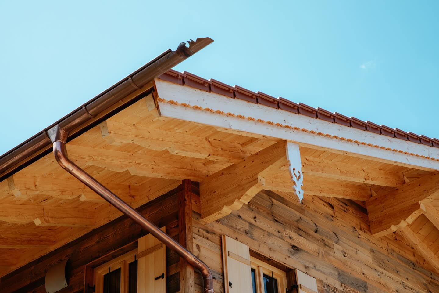 LIEBE ZUM DETAIL🤎
Mit viel Feingefühl und einem Blick für das Besondere fertigen wir Dachstühle und Holzfassaden mit traditionellen Mustern – immer ein echtes Unikat.⚒️
Das warme, lebendige Altholz verleiht nicht nur Charakter, sondern erzählt auch seine ganz eigene Geschichte – für ein Zuhause, das Wärme und Wohlgefühl ausstrahlt.✨
#altholzcharme #wohlgefühl #echtesunikat #holzhaus #bauenmitholz #holzfassade #dachstuhl #inntal #achenmühle #rohrdorf #rosenheim #brannenburg #nussdorfaminn #zimmererarbeiten #holzbau #traumhaus #hausbau2025 #zimmerer_auf_insta #windbretter #tradionellerholzbau