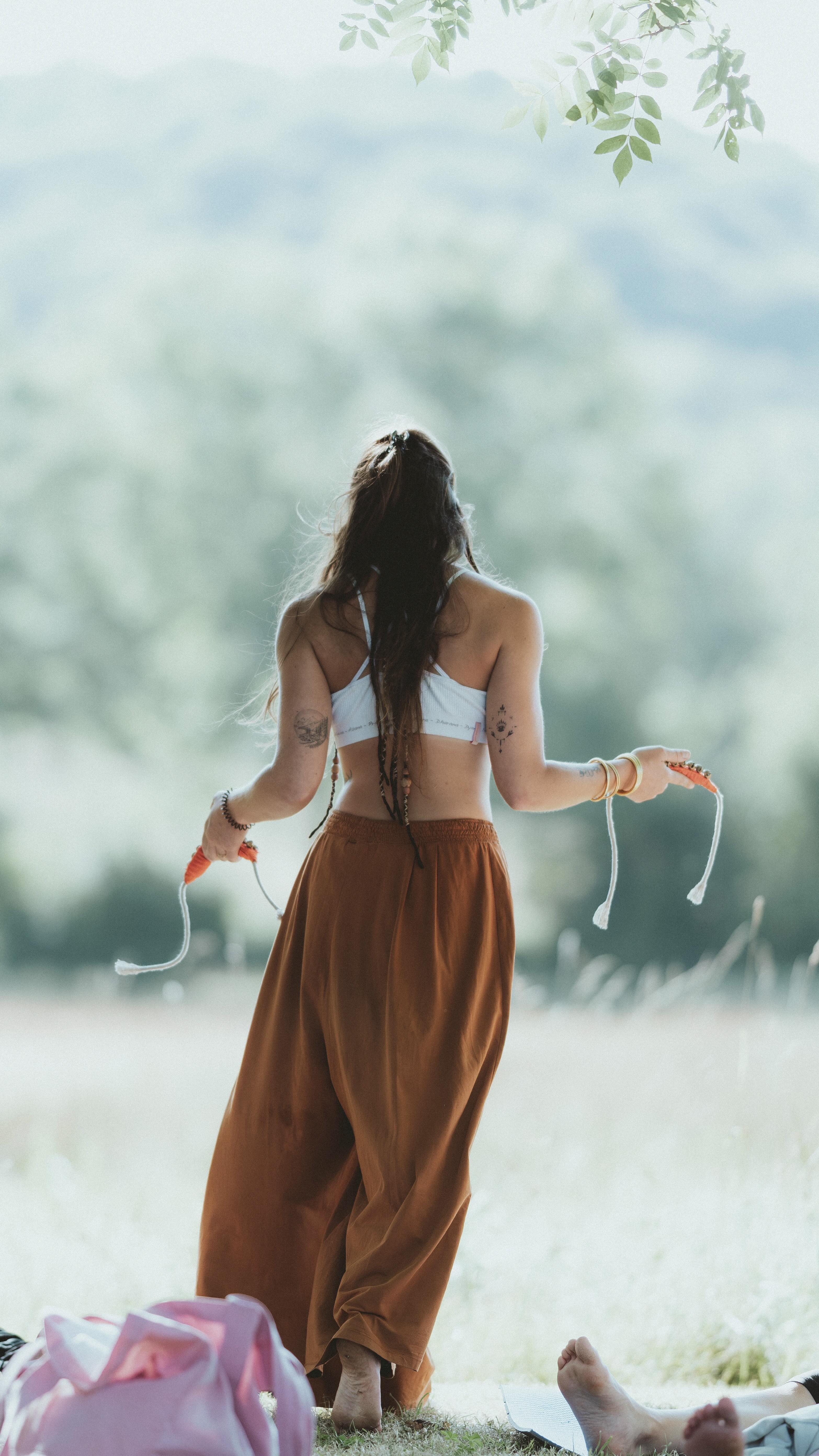 J’ai toujours perçu le yin yoga comme un espace sacré où l’on se dépose et où l’on s’autorise à ressentir, pleinement, le souffle qui nous traverse.
Avec le yin, on s’accorde du temps, pour soi, pour être.
Et c’est un yoga que j’adore transmettre, je me sens pleinement… Moi, incarnée et alignée.
Merci @jade.fitoussi de m’avoir permis d’ouvrir cet espace. 🧡
On se retrouve l’année prochaine ?
📍@wakantanka.festival
📹 @immersions_prod (Merci pour ces belles images, je les adore 🥹)
📸 @captathazel 🔥🧡