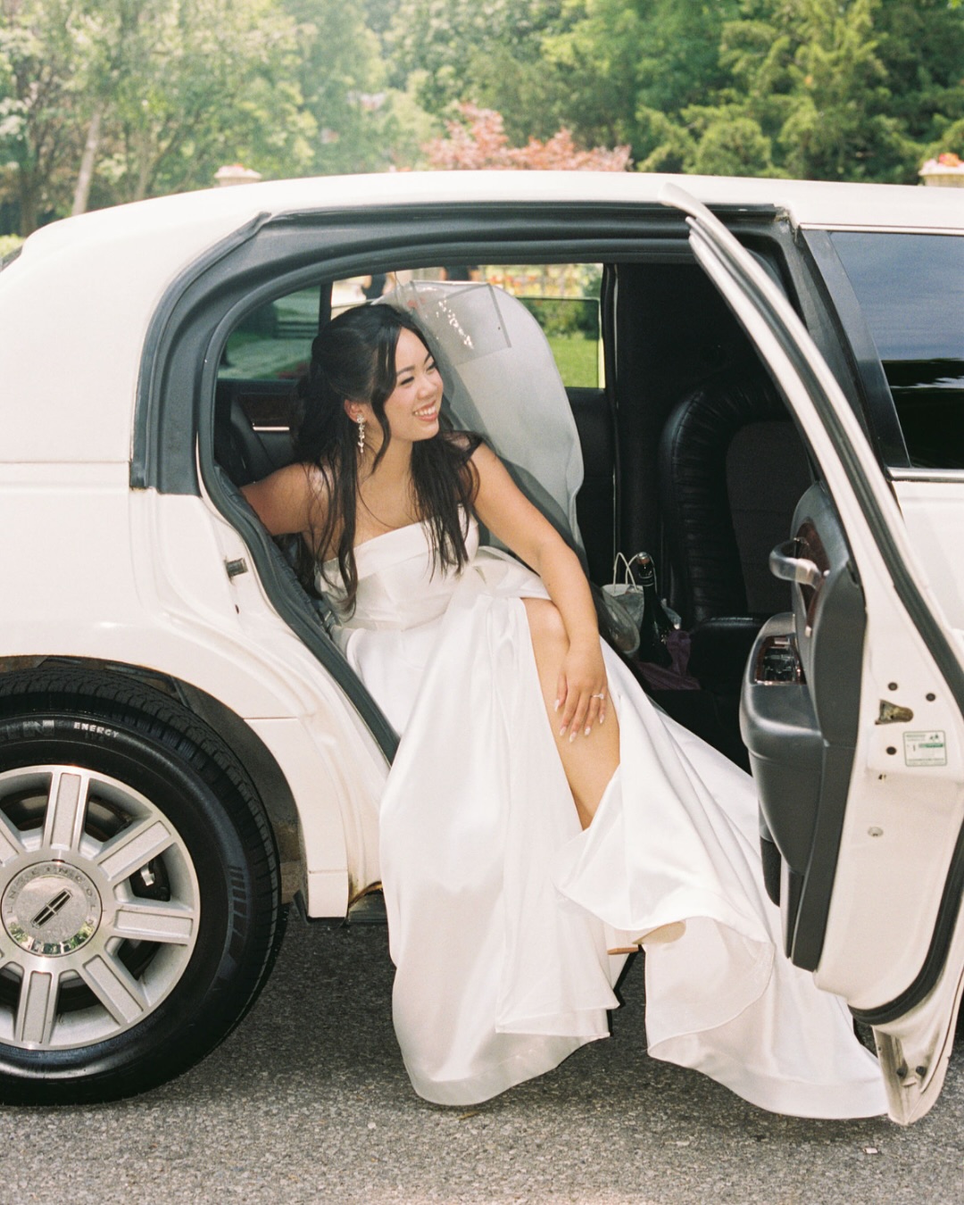 a moment for our beautiful bride 🤍
Shot on film and digital 🎞️
Photography @rayastudios_
Wedding Planner: @loveleecelebrations
Florist: @secretsfloral
Videographer: @kimlfilms
Hair&Makeup: @windy.chui
Officiant: @chrisyutheweddingofficiant
Content Creator: @the.bridaldiaries
DJ: @djflohback