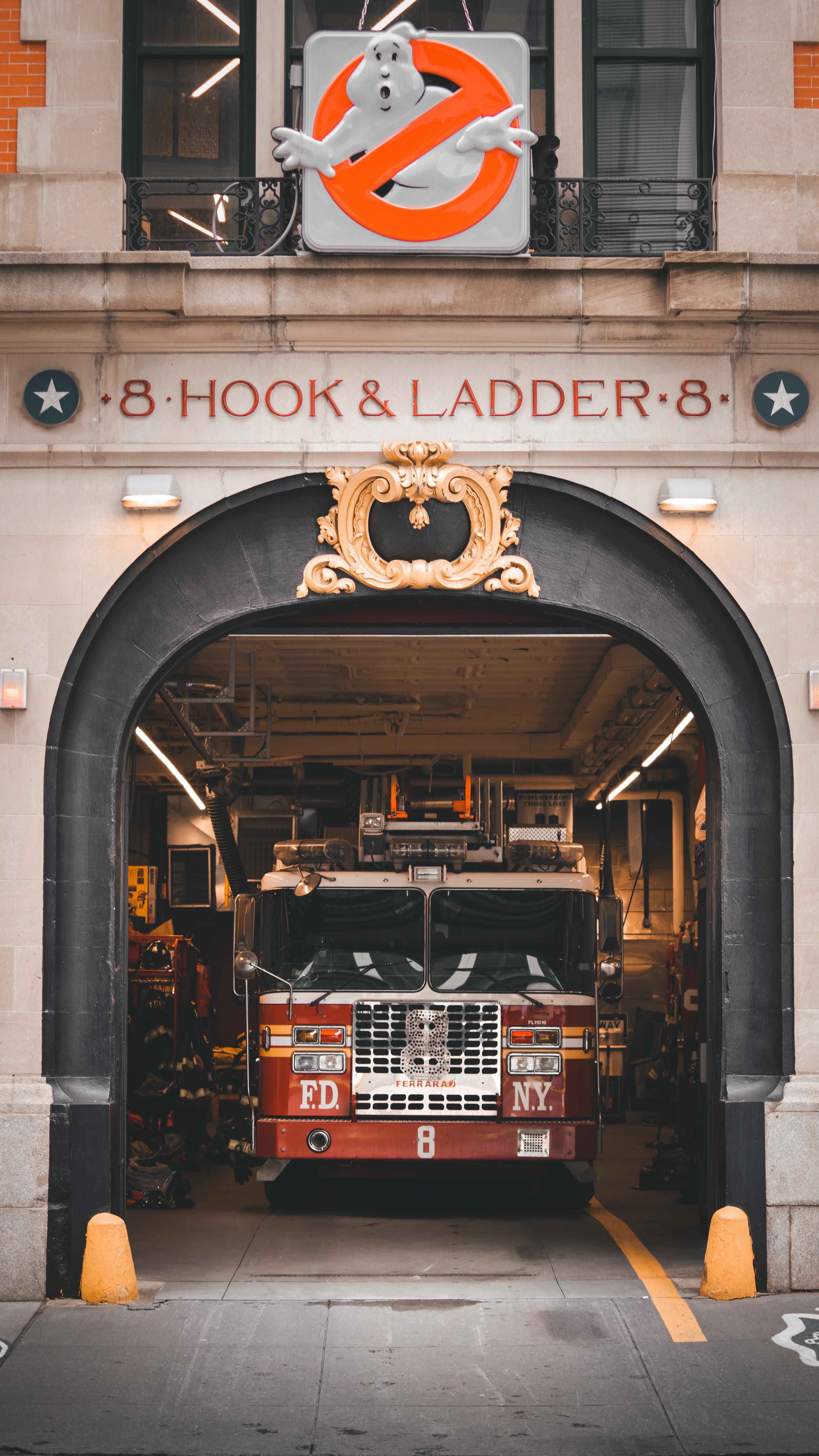 Wer durch Tribeca spaziert, stolpert früher oder später über einen Ort, den Filmfans sofort erkennen: Hook & Ladder 8. Die kleine Feuerwehrstation mit dem markanten Logo am Bürgersteig ist seit den 80ern weltbekannt, zumindest für alle, die bei „Who you gonna call?“ sofort eine Melodie im Kopf haben.
Im echten Leben ist hier noch immer eine aktive Feuerwache untergebracht, und die Einsatzfahrzeuge stehen oft direkt vor dem Tor. Trotzdem nehmen sich die Feuerwehrleute Zeit für Besucher, die ein Foto machen wollen. Manche winken sogar freundlich aus der Einfahrt.
Auch wenn die Szenen im Film größtenteils im Studio gedreht wurden, ist die Station selbst zu einer Pilgerstätte geworden. Egal ob Ihr wegen Ghostbusters, wegen der New Yorker Stadtgeschichte oder einfach wegen ungewöhnlicher Fotomotive da seid, dieser Ort hat Charme. Und er zeigt, dass Popkultur und echte Stadtkulisse perfekt zusammenpassen.
#Ghostbusters #HookAndLadder8 #NewYorkCity #NYC #Tribeca #NYCLandmarks #NYCPhotography #NYCFirehouse #Filmlocation #NYCTravel #Reisetipps #TravelNewYork #UrbanExploration #NYCSpots #CityVibes #StreetPhotography #Filmgeschichte #Popkultur #NYCTrip #NYCBucketList