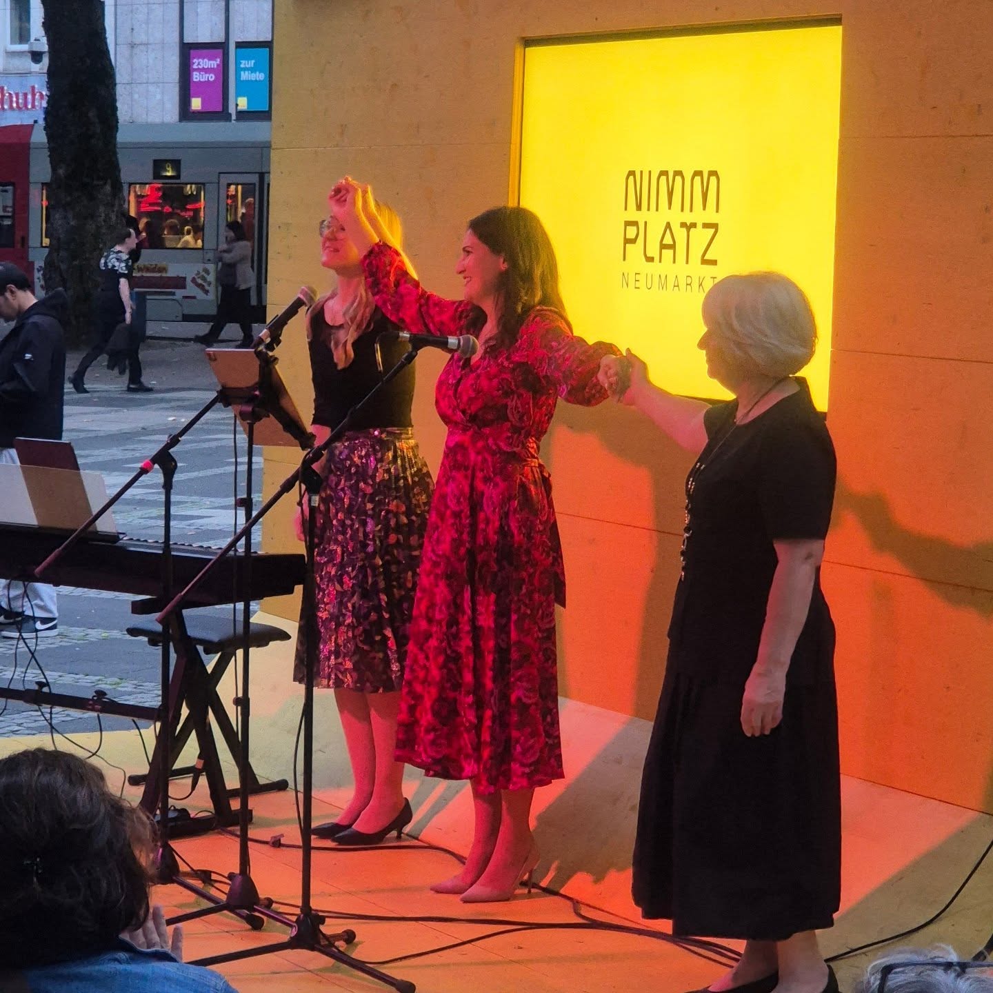 Unser letztes Sommerkonzert ist vorbei und ich bin einfach dankbar!
„Klassische Klänge am Neumarkt“ @nimmplatz_neumarkt war wieder ein Herzensprojekt voller Musik, Begegnung und schöner Momente.
Ich bin glücklich, dass meine Mutter, die großartige Geigerin @lenatsartsidze bei allen Konzerten an meiner Seite war. Es ist ein Geschenk, mit ihr die Bühne zu teilen und ich lerne immer noch so viel von ihr.
Danke auch an die wunderbare @meghanbehiel für die inspirierende Klavierbegleitung, an die @stadt.koeln für die Unterstützung und an @kawaipianoseu für das wunderschöne Klavier.
So viel Musik, so viel Verbindung, ich freue mich! 💛
.
.
.
.
.
#herzensprojekt #klassikinderstadt #nimmplatzneumarkt #köln #cologne #musikverbindet #annamoog #musicislife #ClassicalMusic
#classicalsinger #classicalsingersofinstagram #singersofinstagram #musiciansofinstagram