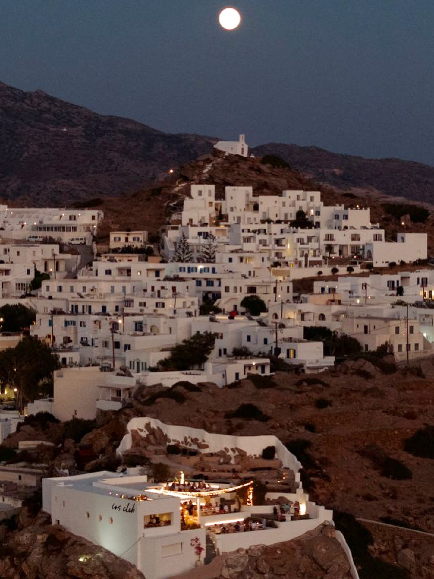 When the sun sets, the moon takes over 🌕✨
Tonight, one of the most beautiful nights of the summer unfolds 💫 The August #fullmoon rising over the #ageansea casting its silver light across the water.
From 10pm onwards, watch the sea become a mirror for the moonlight, a spectacle as breathtaking as the sunset itself ✨💫
#iosclub #augustfullmoon
Credits 📸 @arch_wedding
#iosgreece #ios_island #iosisland #cyclades_islands #wu_greece #visitgreece #heavenly_greece #catsofinstagram