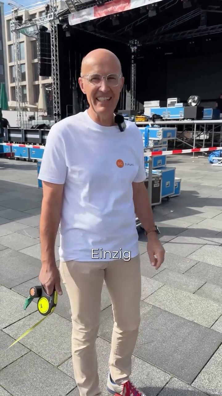 🟠Unser OB Kandidat Jan Höttges schaut bei den Vorbereitungen zum Echt. Scharf. Solingen. vorbei, welches dieses Wochenende wieder von tollen Ehrenamtlichen Helfern auf die Beine gestellt wurde. 🟠#sgzukunft #echtscharfsolingen