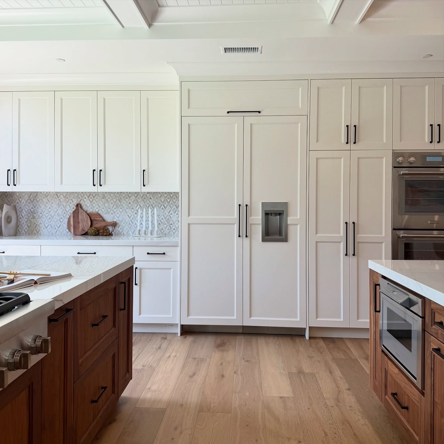 Designed for everyday living.
A kitchen does more than just look beautiful, it has to work for real life too. This kitchen covers both!
#Coronadoliving #KitchenDesign