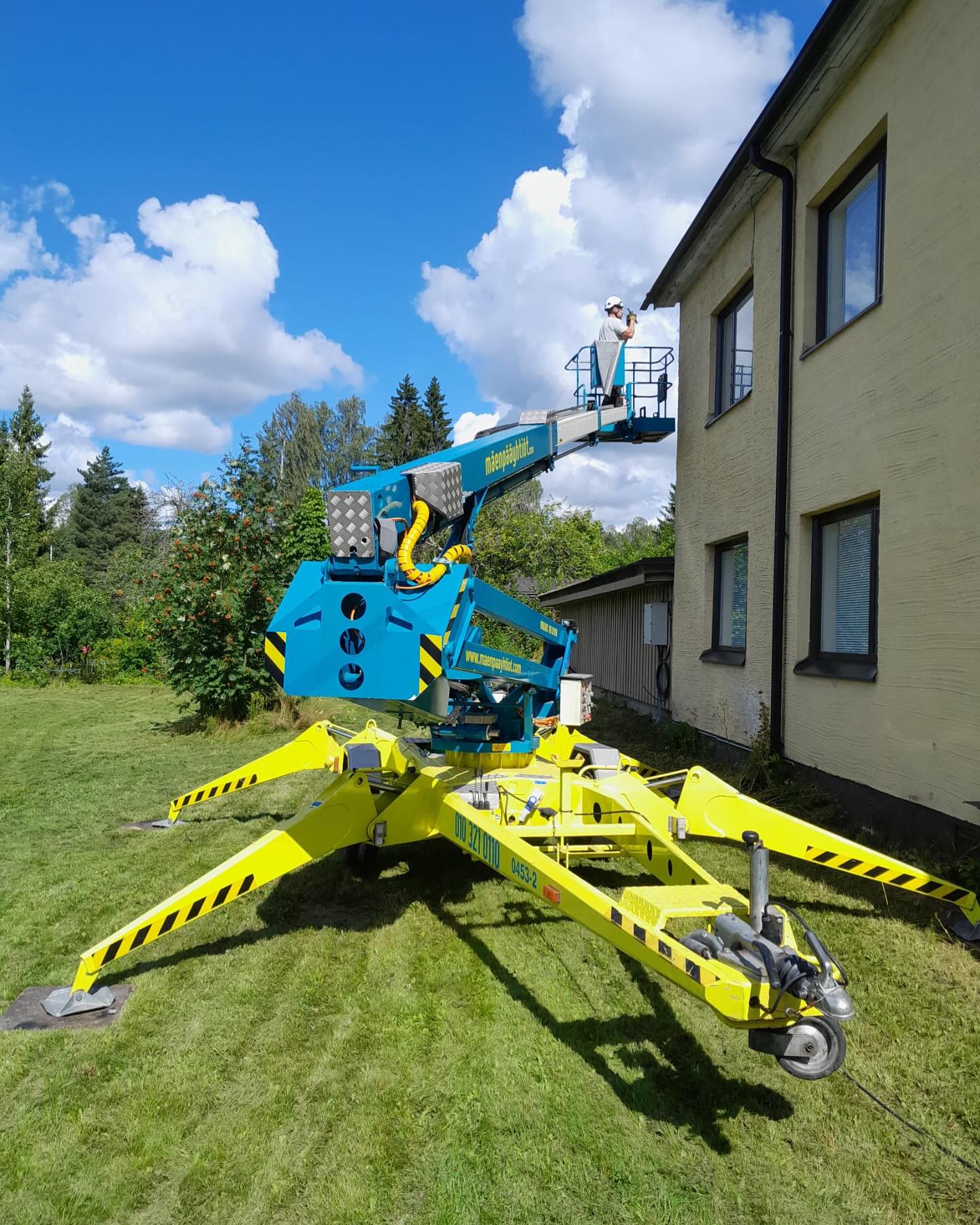 Tänään olikin mukavan lämmin keli keikkua yläilmoissa. Asiakkaan sanat räystäslautojen maalauksen jälkeen ” kyllä asiakas on nyt tyytyväinen” 😊👍