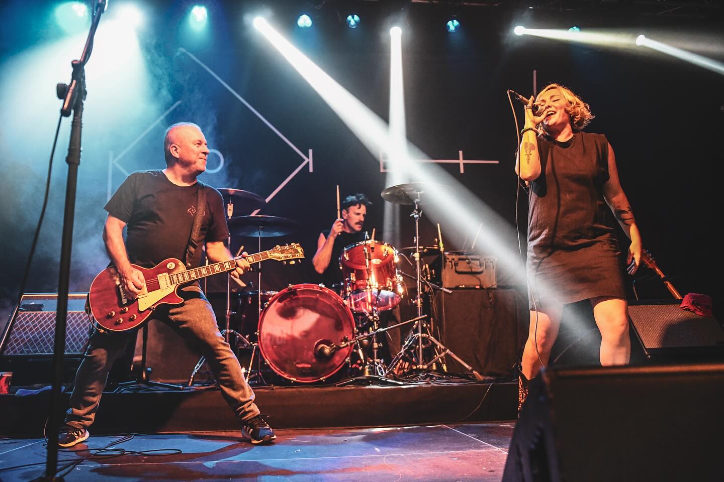 Mila esker GASTEIZ!! 🖤🔥
Atzo gustora baino gustorago aritu ginen @gasteizkotxosnak -en.
Azaroak 8an bueltatuko gara Gasteizera Bidea Da Helmuga bere osotasunean aurkeztera bertan parte duten gonbidatu eta lagun guztiekin. Adi egon!
Ayer estuvimos muy a gusto en @gasteizkotxosnak.
El 8 de Noviembre volveremos de manera especial, ya que presentaremos Bidea Da Helmuga en directo con toda la gente que ha participado y colaborado en el disco. Estad atent@s!
Sarrerak / Entradas @iak_kulturgunea
📷 @eideriturriaga