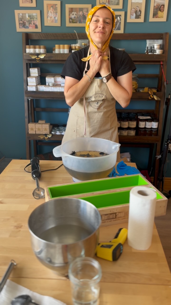 No filters, no fancy edits — just a little behind the scenes 🎥
This is how my products are actually made 🤣
Hope you all enjoying the weekend 😘
#behindthescenes #goodvibes #positivity #positiveenergy #rawandreal #beyourself #handmadewithlove #feelthejoy #myhappyplace #soapmaking #naturalproducts #musiclove #thisisme