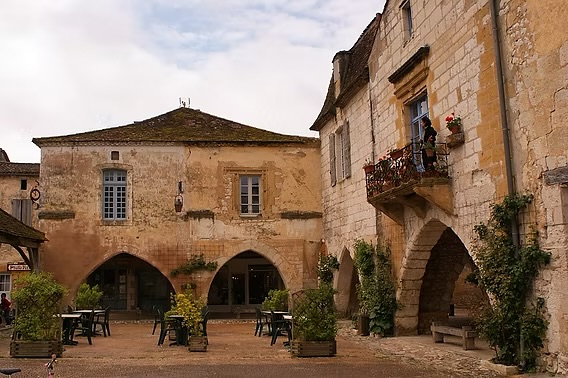 Beyond the postcard views
Southwest France is more than rolling vineyards and sunlit villages — it’s a land where history has shaped identity for over two millennia. The Romans left their roads, cities, and ideas of civic life, making this a vital link between Rome and Spain. Later came crusades, wars, and religious struggles that forged a spirit of independence, resilience, and pride still felt today.
From the fortified bastides of the Middle Ages to the vibrant Occitan culture that survives against the odds, every stone tells a story. Explore how the past still shapes the present in Occitanie and Nouvelle-Aquitaine: https://www.carteblanchetours.com/post/how-history-shapes-regional-identity