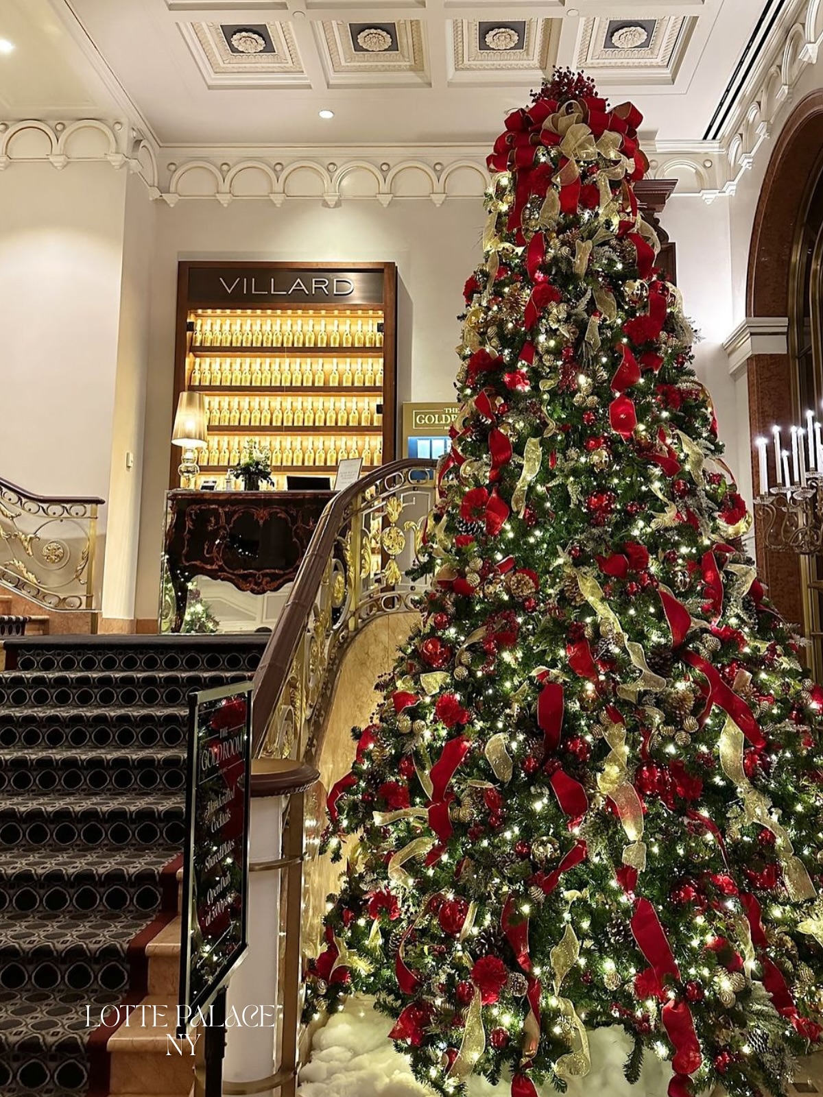 Dreaming of red and gold ✨🎄 snowy rooftops and glittering lobbies, here are six of my favourite NYC hotels that know how to do Christmas right! ❄️ #christmasinnyc
@newyorkpalace
@theplazahotel
@stregisnewyork
@thepeninsulanyc
@ritzcarltonnycentralpark
@baccarathotels
📸 Pinterest