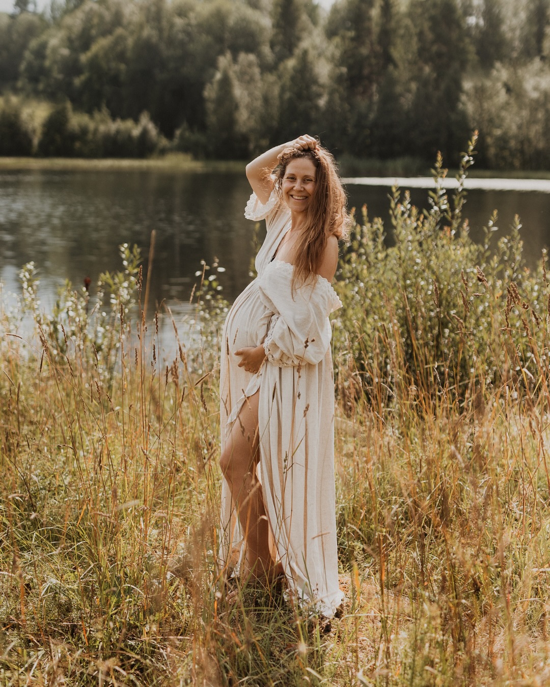 Vackra Charlotta som jag fick äran att fota för andra gången häromveckan 😍 När hon väntade sitt första barn fotade vi mitt i smällkalla vintern med säkert -20, men denna gången fick vi istället en jättefin och varm sommardag 🥰 Båda fotograferingarna var magiska på helt olika sätt, varje årstid ger något helt unikt!
Vid bokning av en gravidfotografering hos mig ingår alltid utlåning av två klänningar, men man kan självklart även fotas i något eget också om man vill det. Fokus ligger på dig som gravid, men partner och syskon är såklart också välkomna att vara med! Under en fotografering så gillar jag att variera rörelse med enkla och naturliga ”poseringar” (i brist på bättre ord), så att det hela tiden ska kännas bra för dig eller er som par. Jag pratar med dig hela tiden och ger dig såklart utrymme till att bara vara du 🥰
Än finns några tider kvar för drömmiga höstbilder! Skicka DM eller kika in på hemsidan för mer info och bokning (länk finns i profilen) ✨
#fotograföstersund #fotografjämtland #gravidfotografjämtland #gravidfotograföstersund #gravidklänning #gravidporträtt #gravidjämtland #gravidveckaförvecka #bf2025