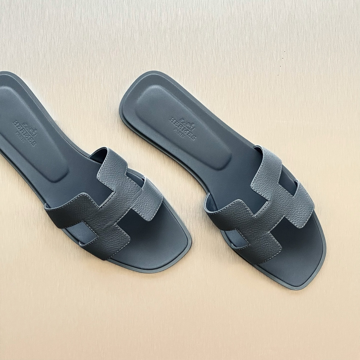 Chic in every step. 💎 Slip into luxury with the Hermès Oran Sandal in Gris Antarctique – timeless, sleek, and effortlessly stylish.
For more information, please refer to the website link provided in the bio.
Listing no: 200958
Opuluxe.sg is not affiliated to the brands featured. We are an independent consignment platform of authenticated luxury products. All trademarks and copyrights remain sole property of the brands.