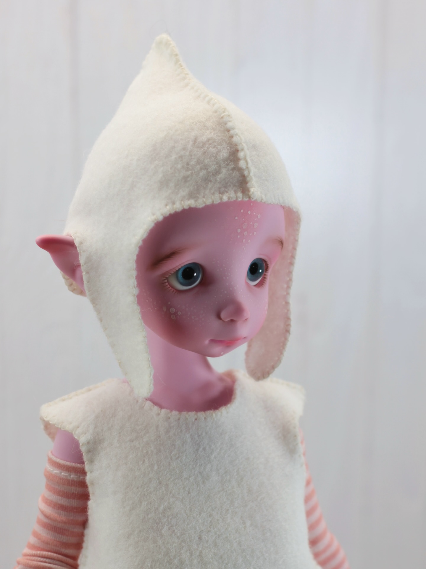 A new outfit for Maria elf, I think this combo hat dress suits her :) Would you like to download the pattern? Comment and share this post and if we have enough requests I will update the website with a free pattern and step by step instructions. Just a reminder that there are only 8 days left to preorder this doll :)