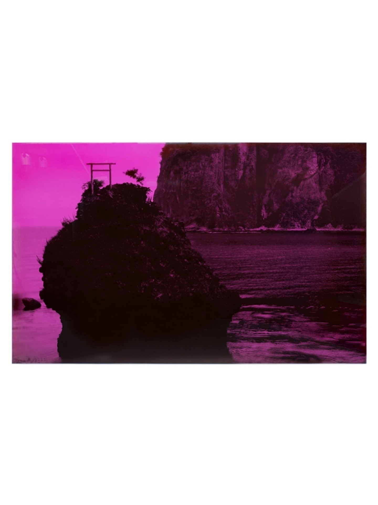 「43.2373, 140.7344_DAIKOKU」
size: 1000mm×1600mm
Mixed media: photograph on washi paper,
with pencil, oil paint, and resin on aluminum panel
This work takes Daikoku Rock, a coastal formation in Hokkaido, as its subject.
Its massive presence has long been regarded as a symbol of the land, while the torii at its summit reflects traces of nature worship and the prayers of local people. For those engaged in fishing, it represented not only prayers for abundant catches and maritime safety, but also the ever-present threat of nature.
In this work, I emphasize the outline and mass of the rock, expressing it as a symbolic image in which faith, views of life and death, and memory intersect.
北海道の海岸に立つ大黒岩を題材としています。 その量塊は古くから土地の象徴とされ、頂の鳥居は自然信仰や人々の祈りや営みの痕跡を表しています。漁業に関わる人たちにとっては、豊漁や海上安全を祈願する対象であると同時に、自然の脅威をも示す存在でした。 作品では岩の輪郭や量塊の特徴に加え、信仰・死生観・記憶が交錯する象徴的な像として表現しています。
#abstract #abstractart #artwork #artworks
#artphotography #photograph #artportrait
#photos
#mixedmedia #mixedmediaartwork #artwork
#mulberrypaper
#abstractart