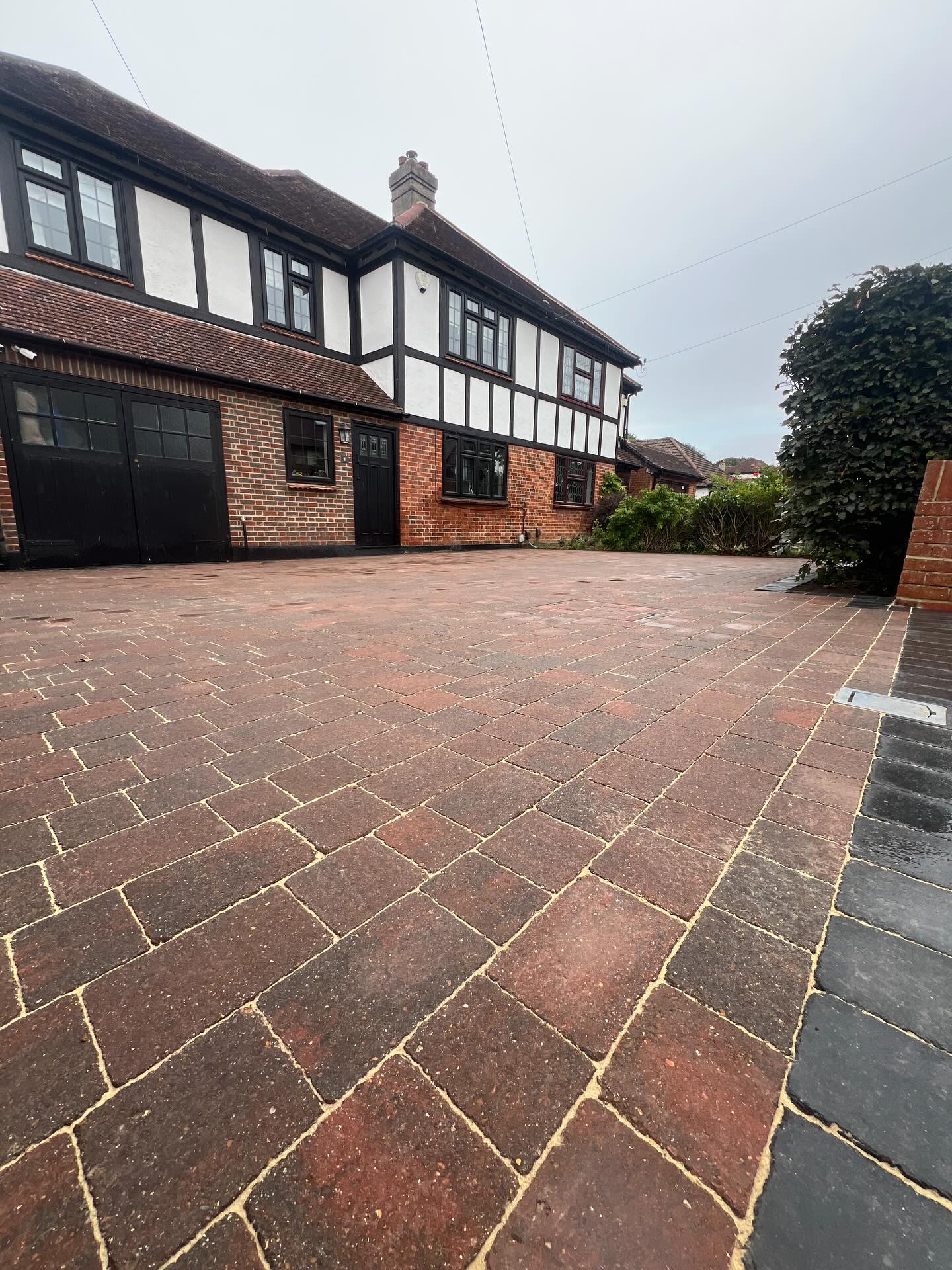 New Alpha block paving using brindle Trio accompanied by large charcoal edgings.#brettpaving.