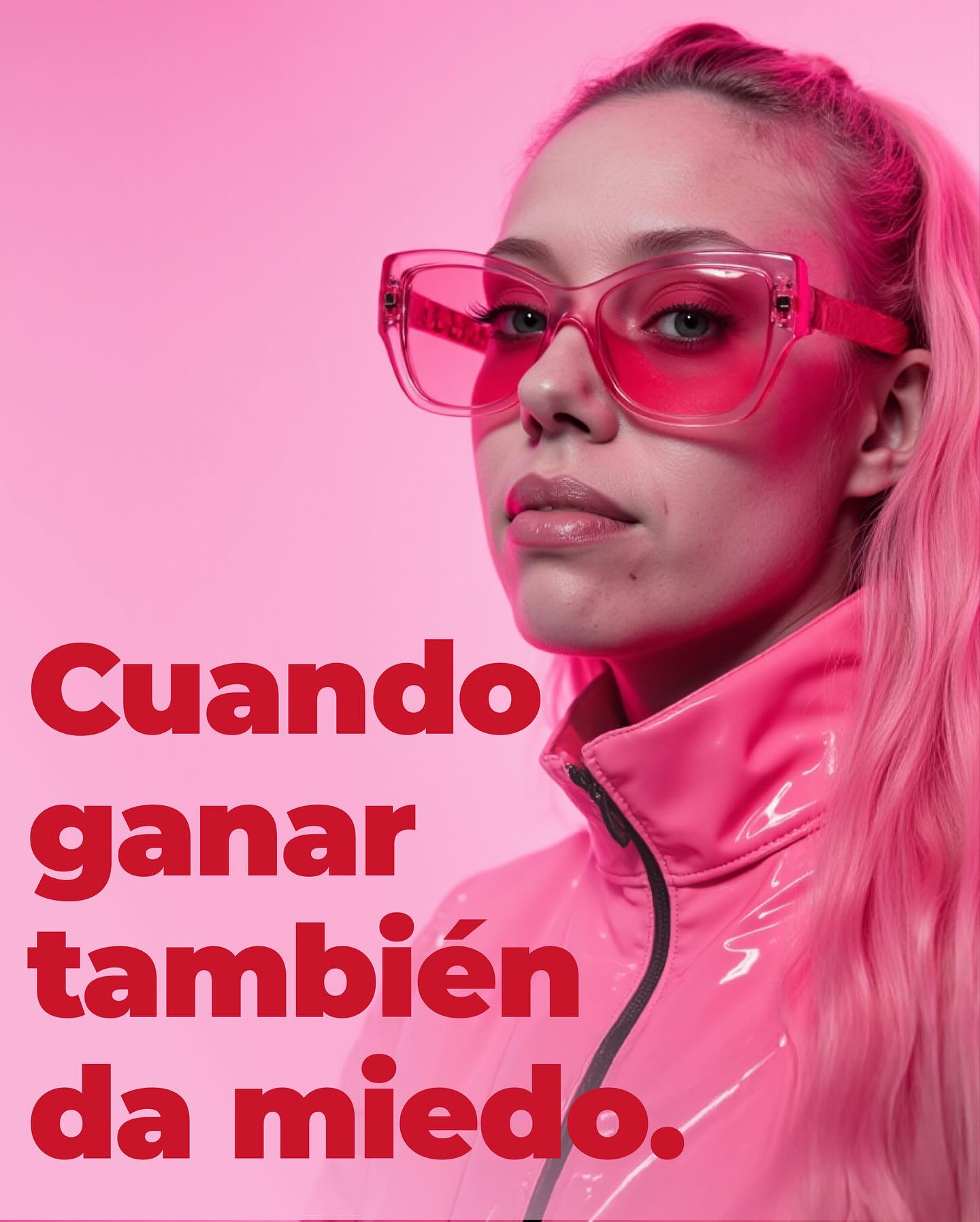 Ganar asusta.
Porque perder confirma dudas, pero ganar…
te mete la presión de repetirlo sin fallar.
Y si encima ese éxito lo hiciste gratis,
la impostora se frota las manos.
Empieza a susurrarte que tu valor es lo que costó: nada.
Que si antes no cobraste, ahora no tienes derecho a pedir.
Spoiler: no es verdad.
Lo hiciste gratis, sí.
Pero el resultado sigue siendo tuyo.
Y ahora que pones precio, no es que te hayas “subido a la parra”: es que dejaste de hacer rebajas.
💬 Cuéntame, ¿cuándo fue la última vez que tu éxito te dio miedo?
#SíndromeDeLaImpostora #MiedoAlÉxito #NadaQueDemostrar #LauraMecaStudio