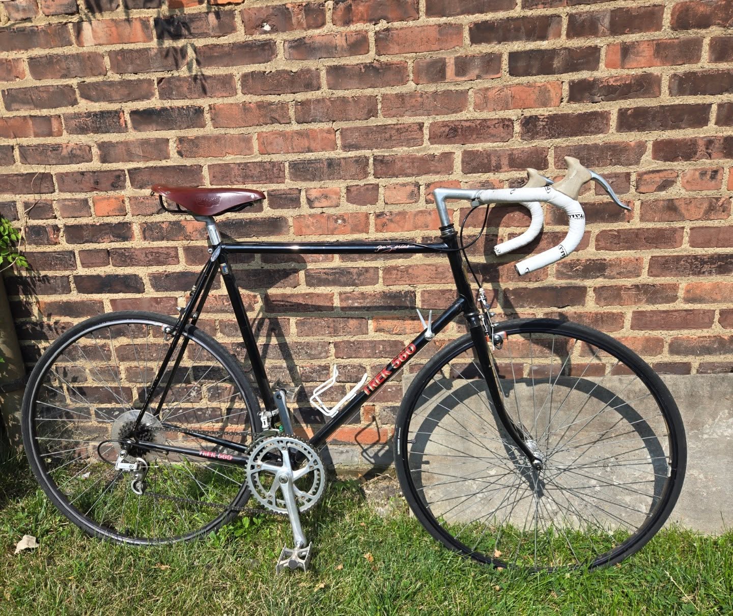 This was a really fun project! If you have ever been caught in a conversation with me about vintage steel bikes, I likely professed my love for early lugged steel @trekbikes. When Hugo came to me with his '84 560, we were both excited to bring it into the 21st century. A @maviccycling Cosmic wheelset wrapped in @pirelli_cycling rubber, coupled with a mixed @rideshimano Ultegra grouppo made for a very classy build. Other parts and pieces from @zippspeed @brooksengland @salsacycles @jagwire_official and @lizardskins
.
.
.
#vintagebike #restomod #luggedsteel #steelisreal #classicbike #roadbike #custombike #trekbikes