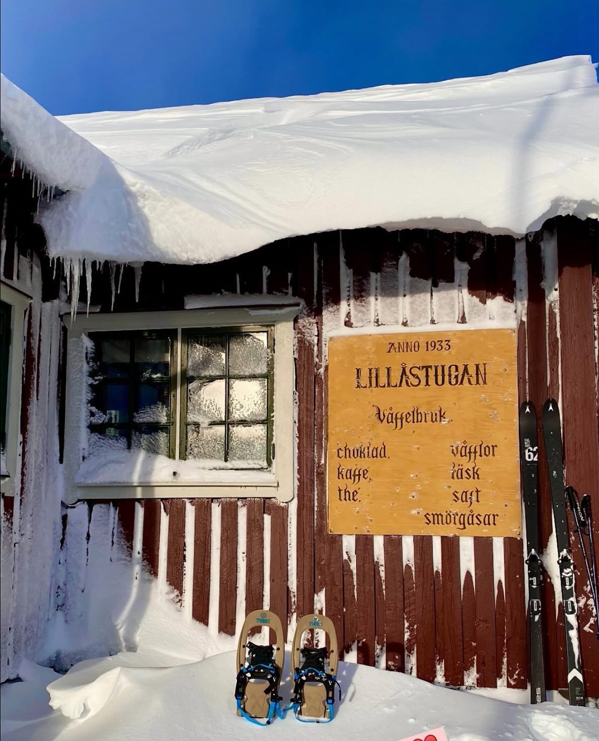 Vill du jobba med oss på Lillåstugan?
Ett våffelbruk i Ullådalen med anor från 1933, som har varit en populär mötesplats för besökare i Åre i över 90 år.
Vi söker dig som;
- Vill jobba dagtid ca 75% (ca 120-130 tim/månad) under perioden 18 december - 1 maj.
- Har en genuin känsla för service och möten med människor.
- Har erfarenhet från café, restaurang eller kök, för all del alla tre går bra.
- Är trygg i att ta eget ansvar.
- Tycker om att gå, skida eller glida över fjället till jobbet i alla väder Åre bjuder på.
- Skrattar mycket och har samma humor som vi andra.
Kontakta:
Sandra Skarne
0708-809804
Info@lillastugan.se
https://www.lillastugan.se/