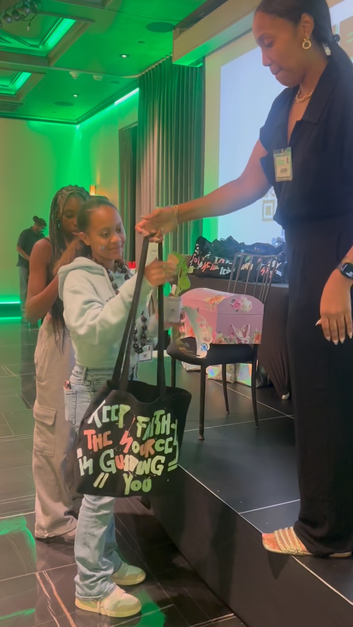 PE25 hand painted 1 of 1 custom totes by @writingsfrommichael stuffed with goodies to keep our girls feeling supported, empowered, and, of course, cute. 💕✨
#PamperedAndEmpowered #PE25 #6thAnnual #Tradition