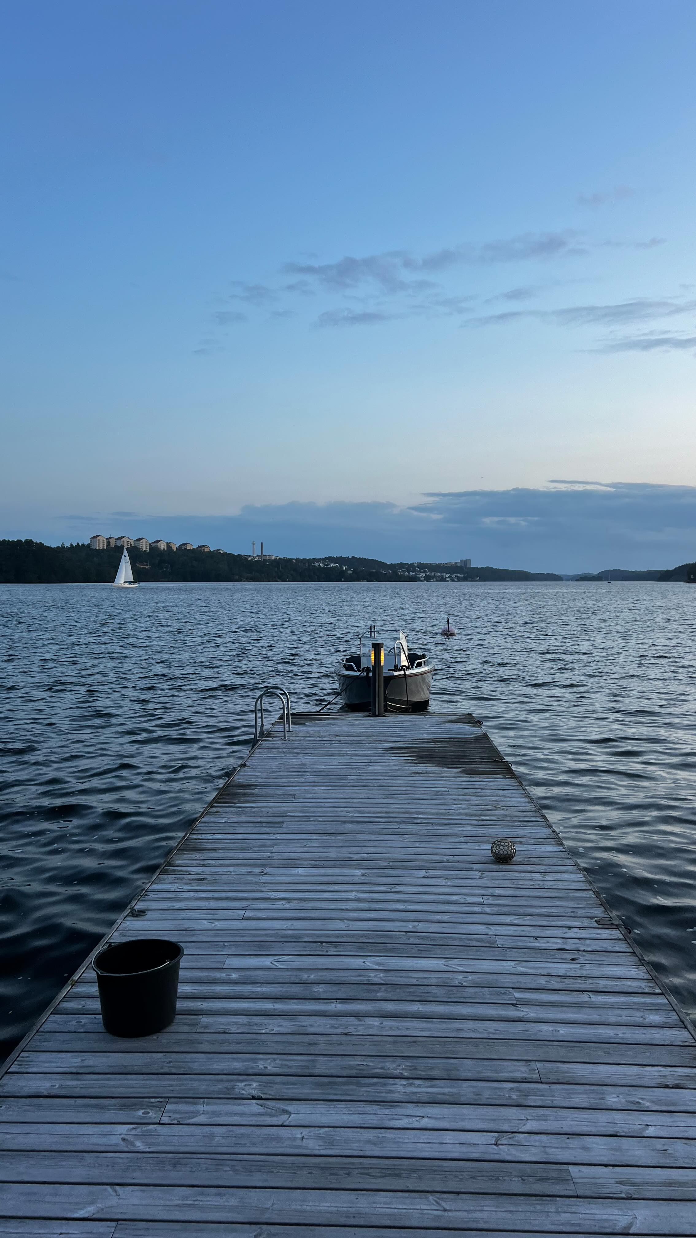 Bryggfest en varm sommarkvĂ€ll med sköna mĂ€nniskor & đ¶đ¶đ¶ Ă€r svĂ„rslaget..
@privateshopperstockholm
#summervibesâïž #summerinstyle #sommarkvĂ€llar #drinks #storaessingen #privateshopperstockholm