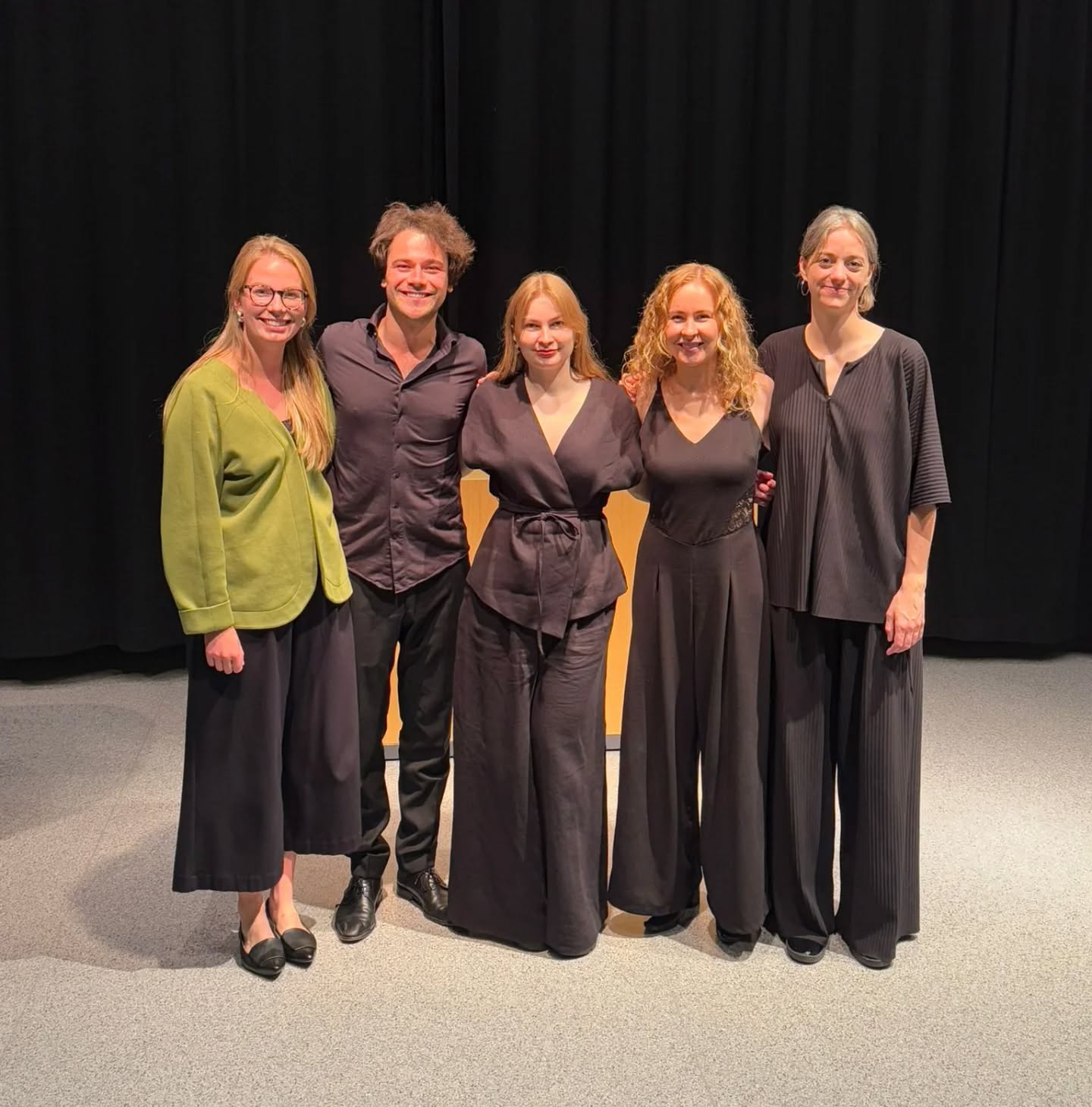 Tänään meillä Säkylän seudun lukiossa oli esiintymässä Pyhäjärven kamarimusiikkijousikvartetti. 🎶🎻 He esittivät meille säveltäjän Franz Schuberin Tyttö ja Kuolema sävellyksen.
Kvartettiin kuului: vasemmalla, ykkösviulisti Tim Brackman, kakkosviulisti Kanerva Mannermaa, sellisti Beata Antikainen ja alttoviulisti Laura Hovestadt. Ja juontajana toimi ihastuttava Siiri Niittymaa. Konsertti oli henkeäsalpaava ja tunteita herättävä. Kiitos! @pyhajarvenkamarimusiikki☺️#säkylänseudunlukio