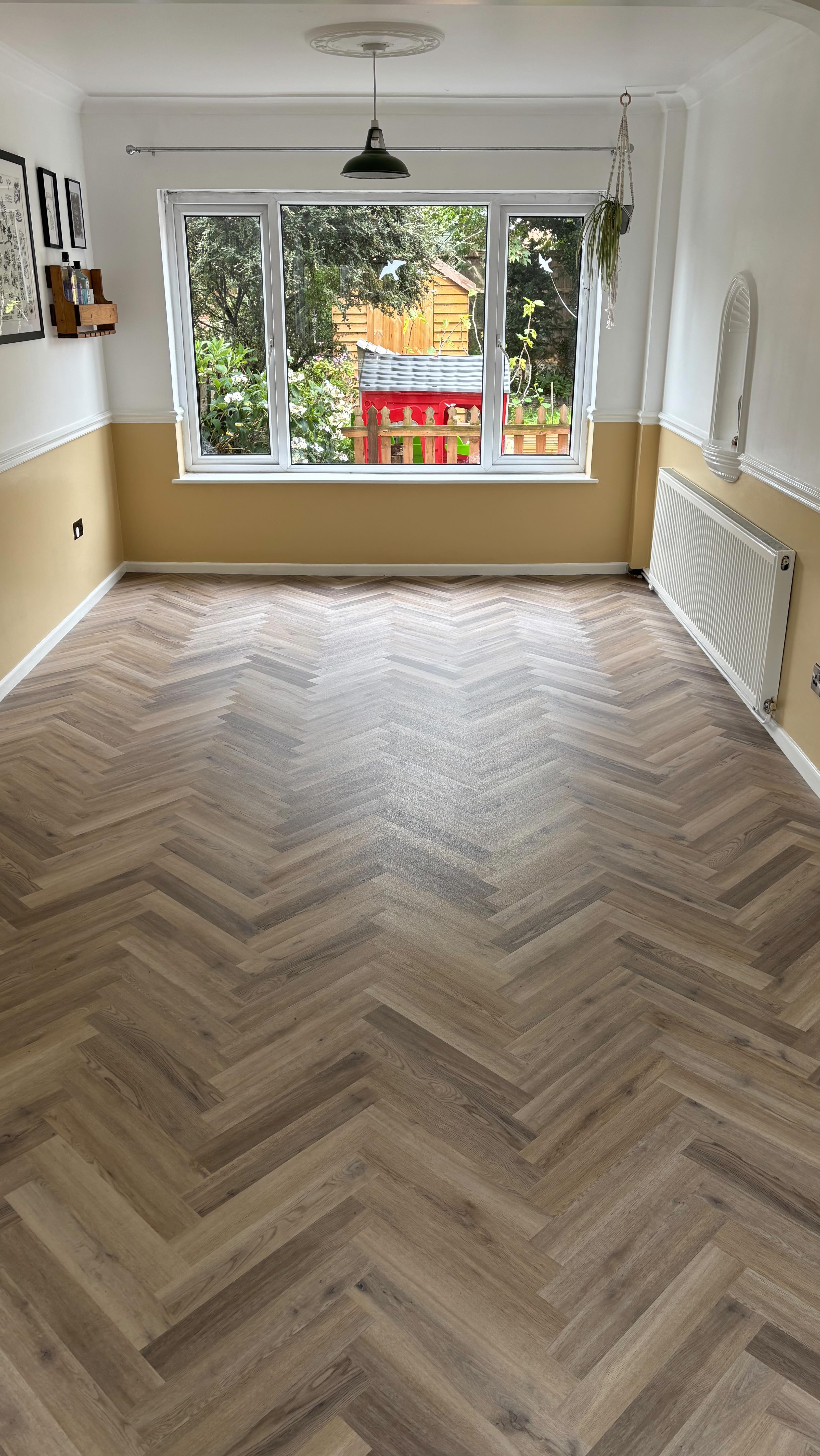 Hallway and livingroom screeded then fitted with @polyflor_home Camaro Naked Blond Oak Large Parquet tiles in herringbone style ππ»π₯
#manchesterhomerenovation #manchesterfloorlayers #manchesterlvtfloor #parquetflooring #herringbone #hallwayflooringideas #karndeandesign #manchesterkitchenfitter #manchesterfloorfitter #karndeanflooringmanchester #camaro #polyflorcamaro #polyflor