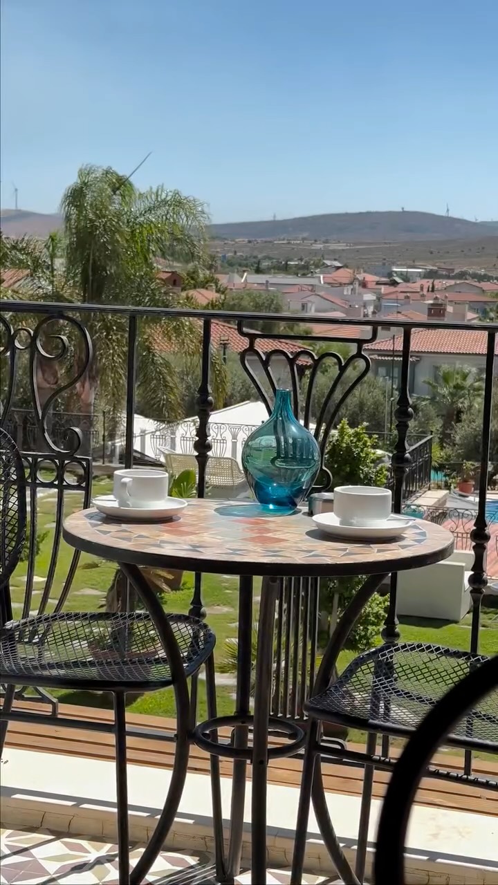 Taş duvarlı geniş odalarımız, Alaçatı manzarası ve huzurlu atmosferiyle sizleri bekliyor. 🌞🌴
0 (232) 716 60 02
0 ( 539 ) 664 30 00
Numaralarından rezervasyon yaptırabilirsiniz.🤍
#alacati #butikoteller #alaçatıotelleri