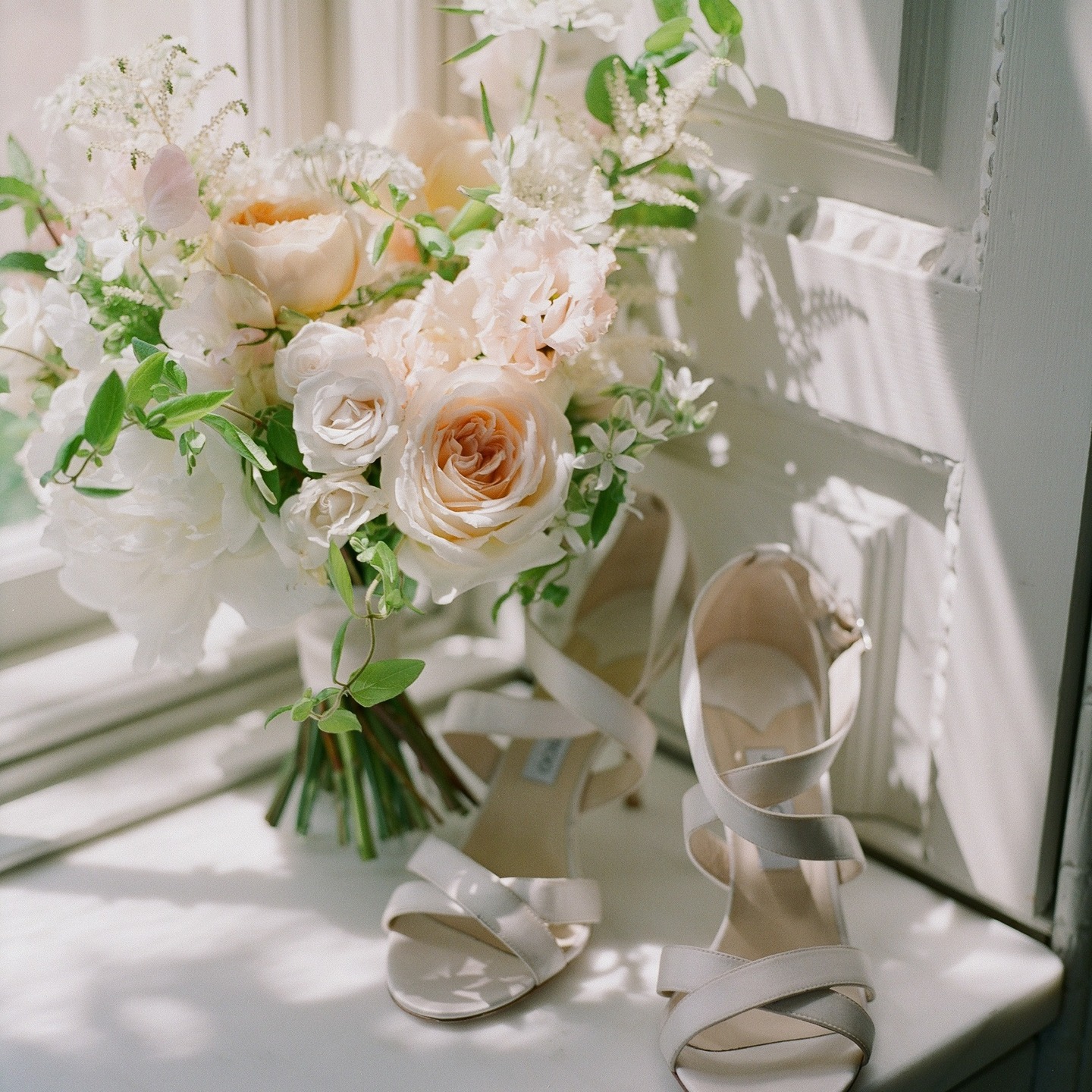 Happy Monday..
Slow paced here. Tucked in my cool office working through some admin.. and taking life at a slightly more leisurely pace. Much needed time with family, hubby and dogs.
A few more weddings to go before I took the decision to take a long quiet Autumn out of the diary.. which to be honest I cannot wait for.
As enquiries come in for next year and we are booking in dates.. I will be doing the same.. taking blocks out for sanity and quality time.. I have learnt that it is everything these days.
So back to email.. cups of teas before family duties follow..
Enjoy the sunshine all.. x
Stunning image of Laura's Bouquet earlier this summer - captured by @imogenxiana
#dorsetflorist #weddingbouquets #stgileshouse #peach #dorsetweddingflowers #fineartflorals #fineartwedding #floraldesigners