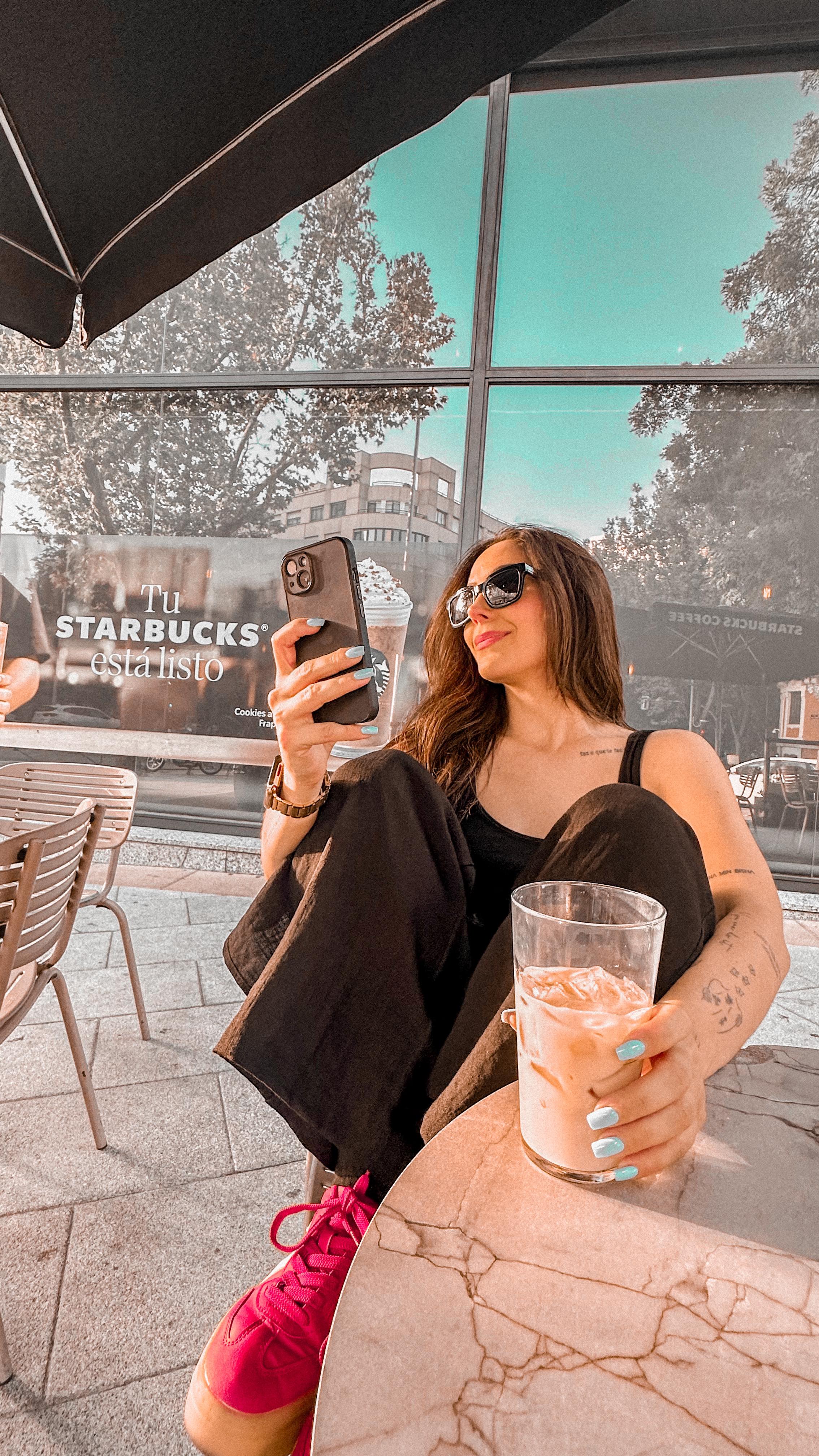 Inspirado en una historia real…📱
Que complicado es que entiendan que estar “pegado al celular” es sinónimo de resolver y apagar incendios. En mi caso, el evento depende de este pulgar😂
#roadmanager #logistics #logistica #reels #showtime