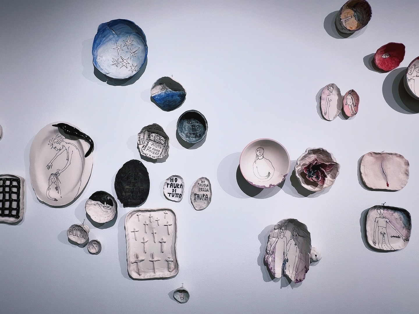 The Fear By Fiorenza Pancino - Ceramic, 2024. Part of Beyond the Darkness, You Can See the Stars on exhibition through Sunday August 24th. Pancino’s powerful participatory art project centered around the universal theme of “Fear.” This deeply engaging installation comprises 45 meticulously crafted bowls, envisioned as vessels of the soul. Together, these elements weave a rich tapestry of personal experiences and shared vulnerabilities. Visitors to the gallery have the opportunity to delve further into this project through a companion book.
Each vessel has a different fear; Can you find yours? Gallery Hours: Thursday-Friday 10am-5pm and Saturday-Sunday 11am-5pm. @fiorenzapancino @esperienza_italia