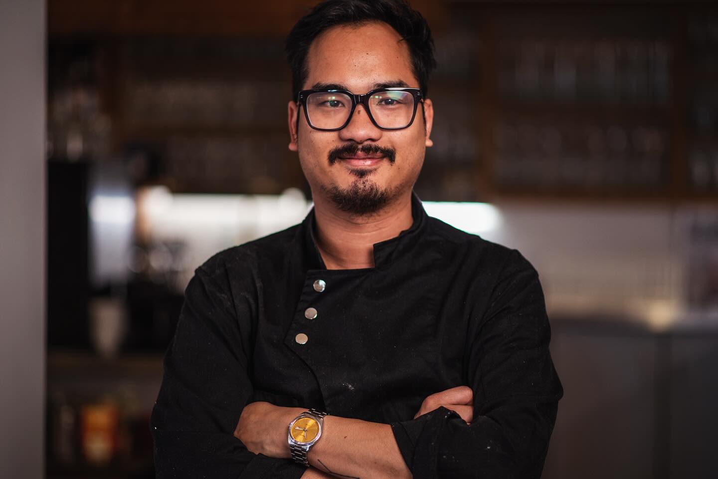 Chefs Choice 🍽️🌍
Mit unserer Chefs Choice Karte bringen wir Erinnerungen & Erlebnisse auf den Teller – so, wie wir sie am besten gefühlt (und geschmeckt) haben.
Heimat im Herzen, aber den Blick in die Welt: Wir verbinden dabei Kulturen, Aromen & Geschichten.
Dazu? Eine Getränke- und Weinkarte, die genau da ansetzt, wo der Geschmack weitergehen darf.
Vorbeikommen, ausprobieren, genießen.
Wir freuen uns auf euch! 🙌
– Dein Königswirt Team
📸 @hoelterdanielfotografie